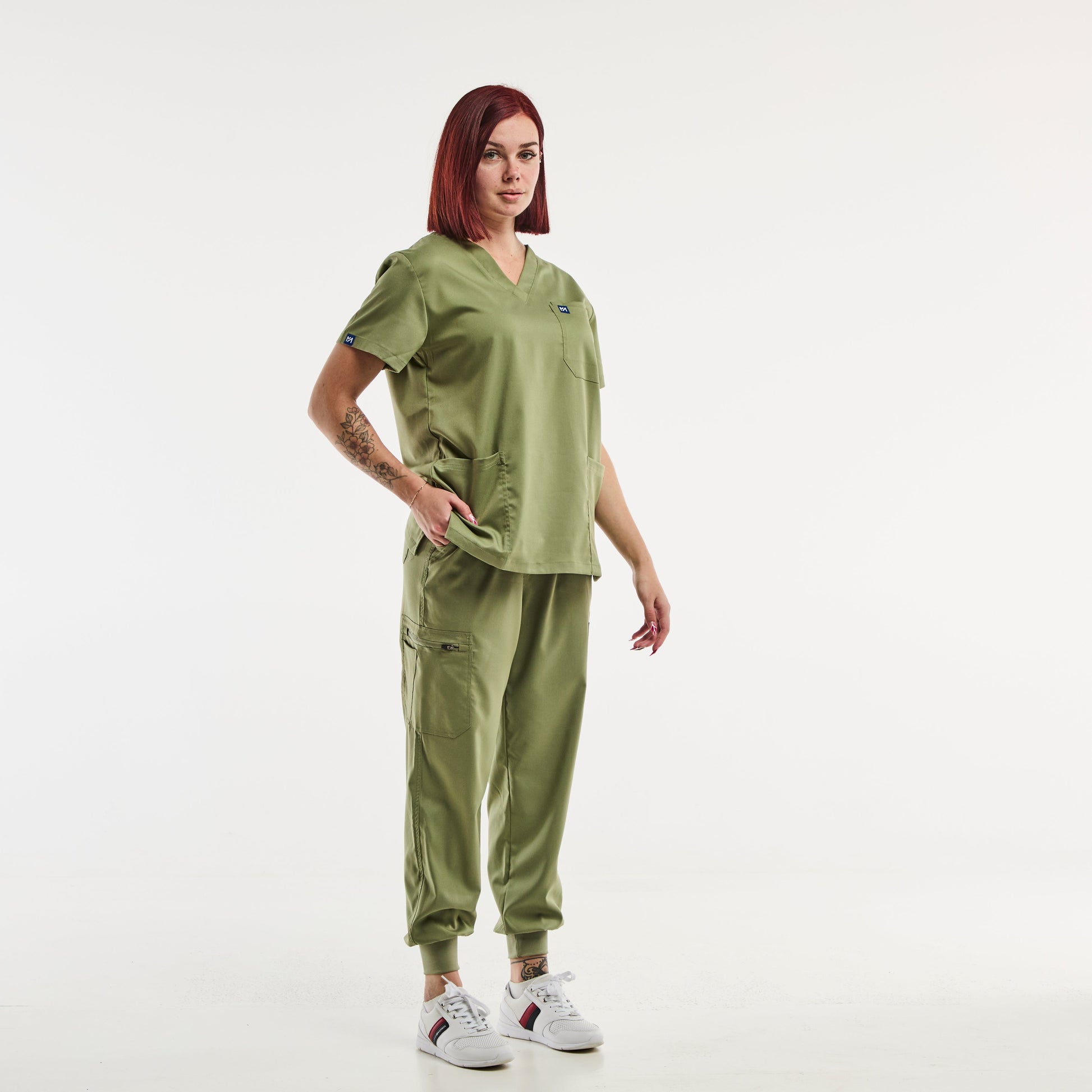 Femme en tunique médicale et pantalon médical jogger vert olive EMMA, confortable et élégant