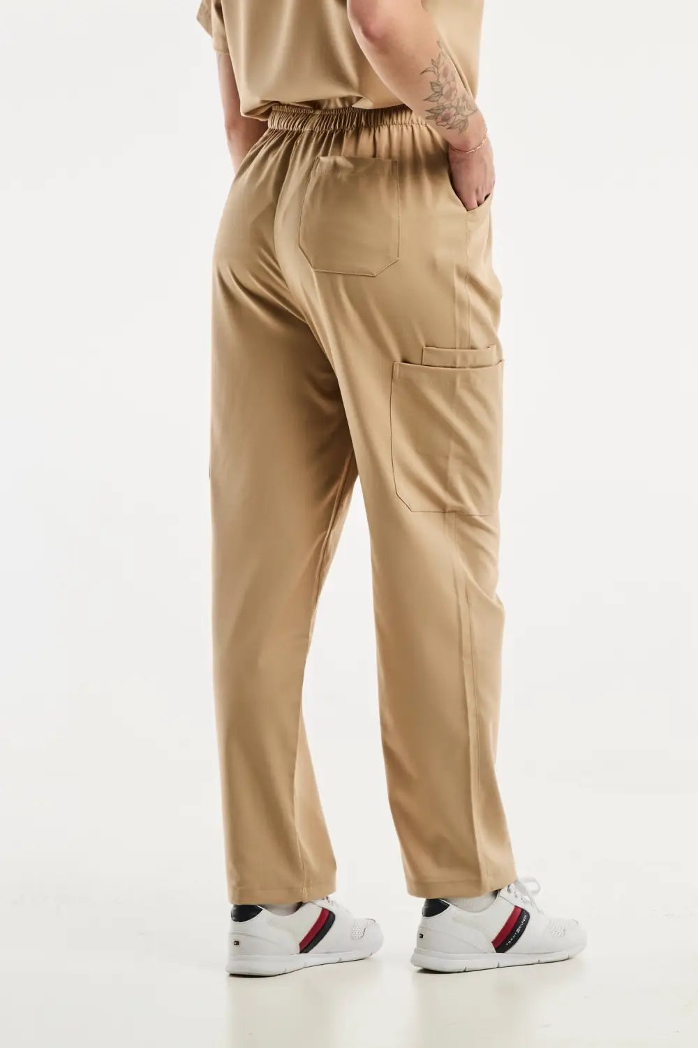 Pantalon médical EMMA beige clair en tissu doux, idéal pour tenues médicales