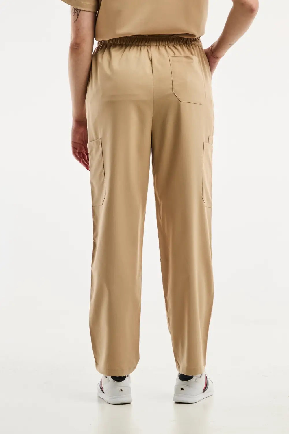 Pantalon médical EMMA pour femme en beige clair, idéal pour tenues médicales et uniforms