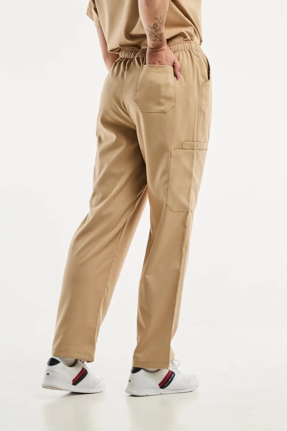 Pantalon médical EMMA beige clair pour femmes, idéal pour tenues médicales et uniforms