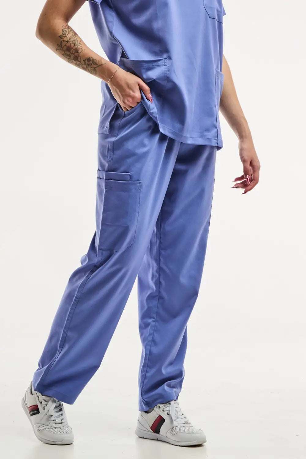 Pantalon médical EMMA bleu pour femmes, idéal pour les tenues médicales et uniforms