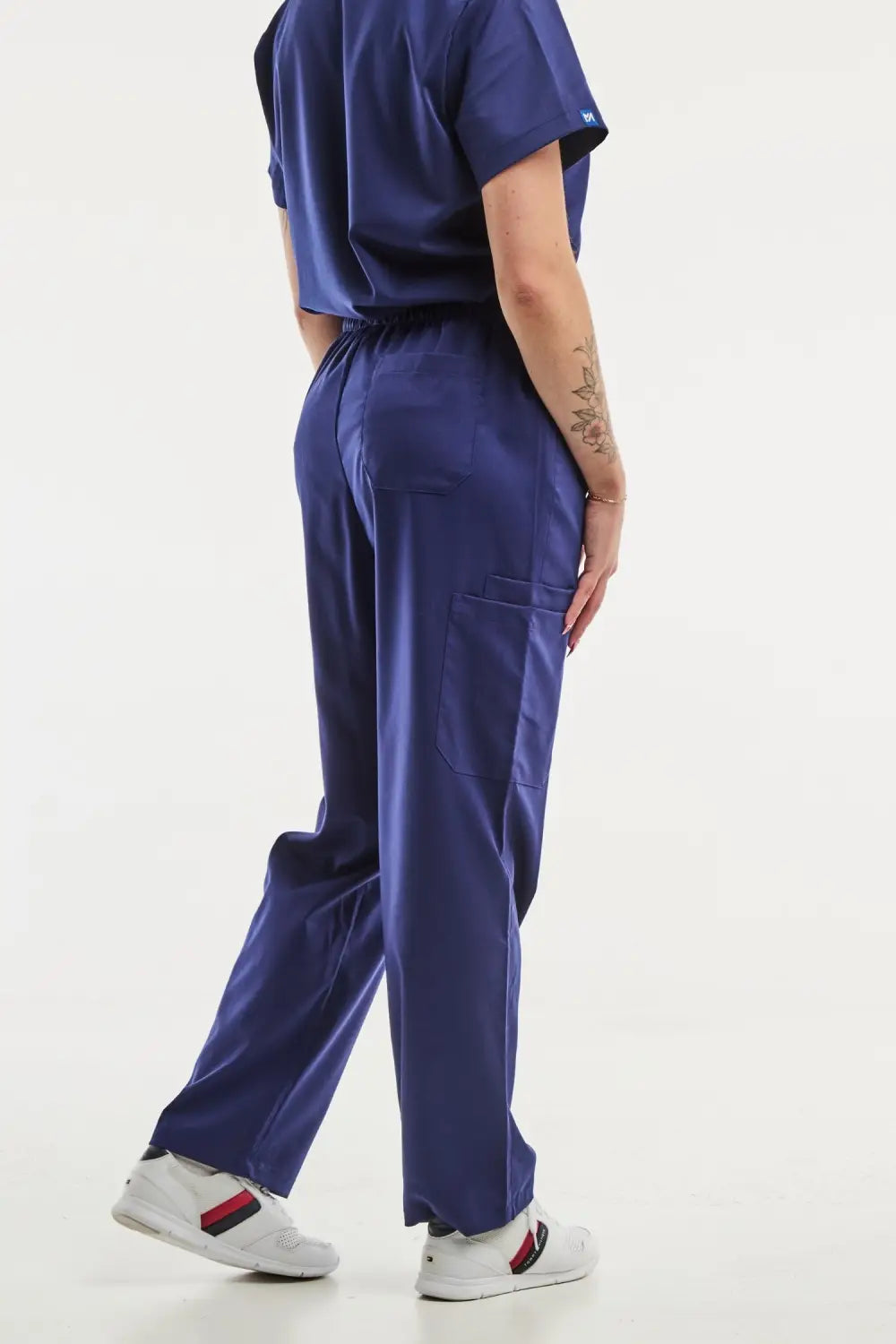 Pantalon médical Femme EMMA en bleu marine, parfait pour les tenues médicales