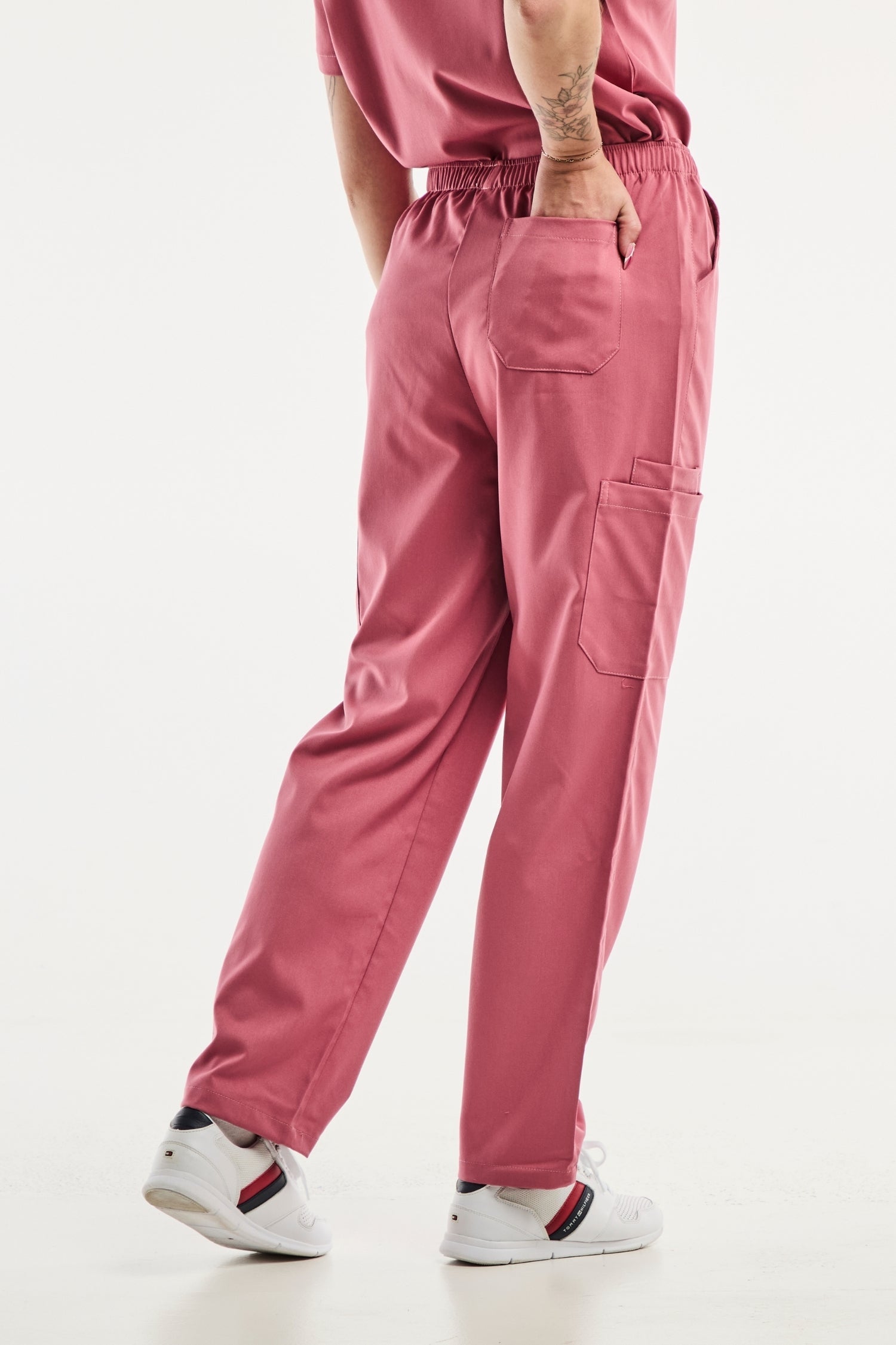 Pantalon médical rose EMMA pour femmes, parfait pour des tenues médicales élégantes
