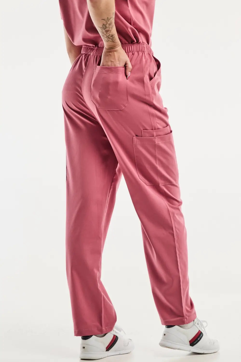 Pantalon médical rose pour femme de la collection EMMA, idéal pour les tenues médicales