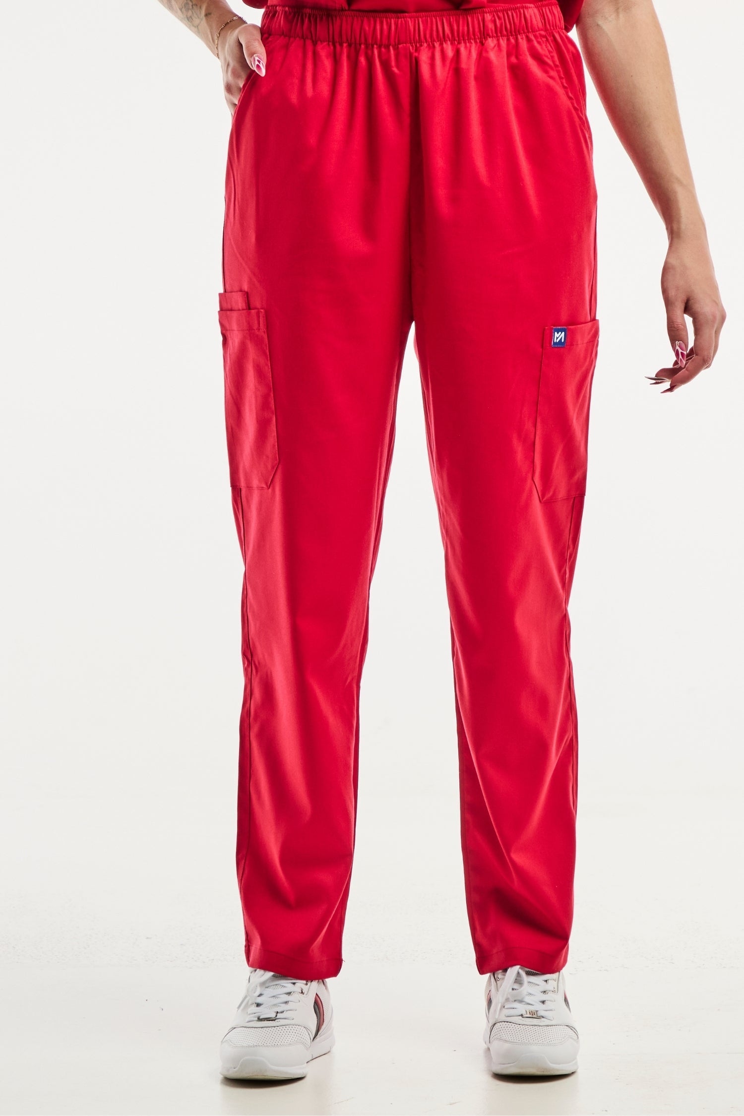 Pantalon médical ajusté rouge pour femme EMMA, tenue médicale élégante