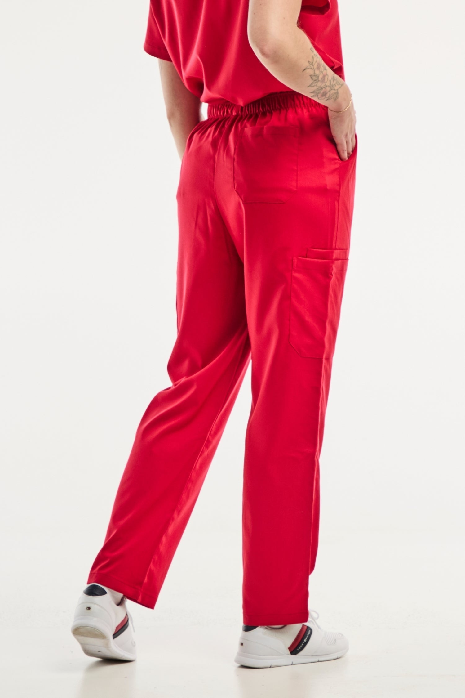 Pantalon médical ajusté rouge pour femme EMMA, tenue médicale élégante et confortable
