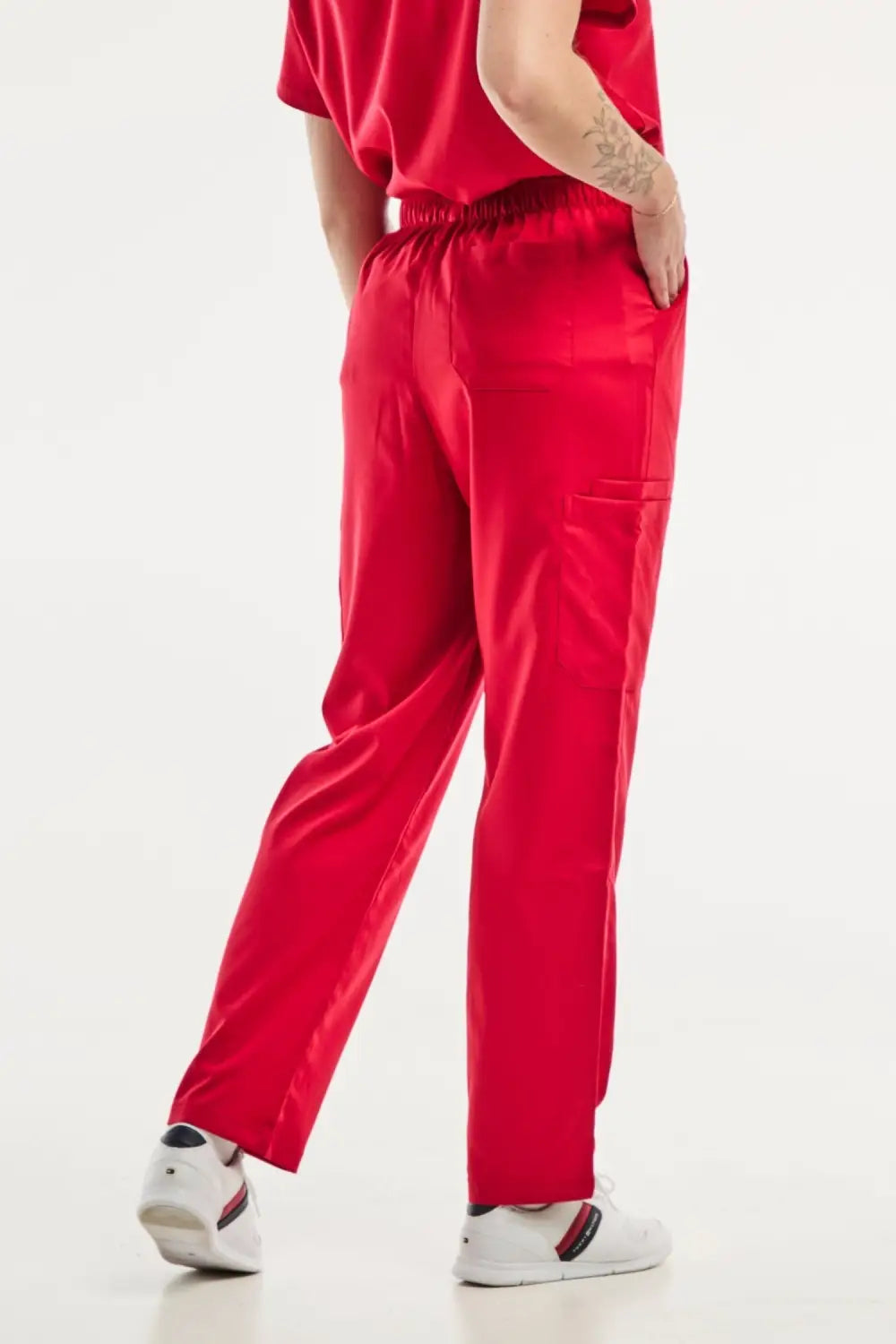 Pantalon médical ajusté rouge pour femme EMMA, tenue médicale élégante et confortable