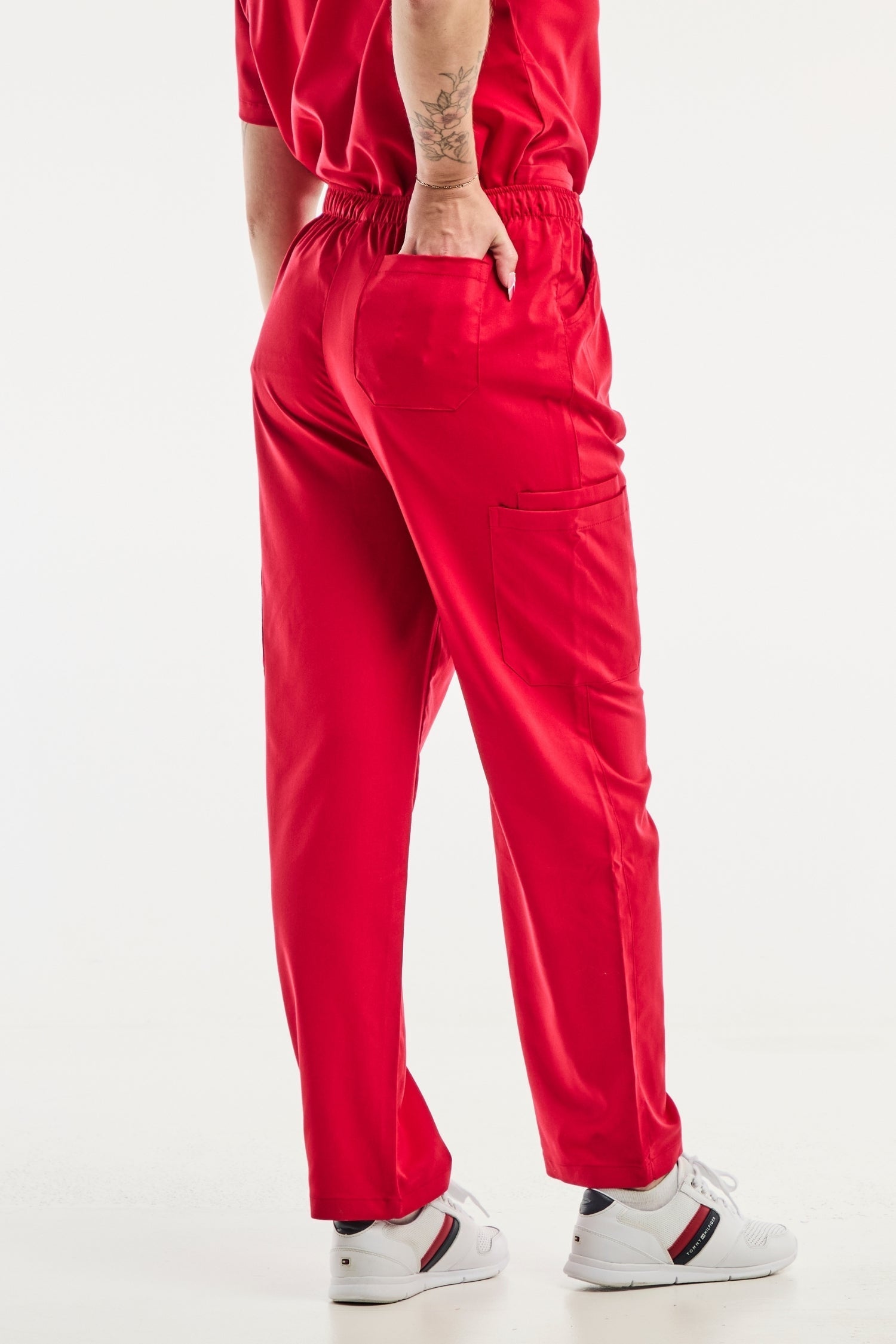 Pantalon médical ajusté rouge EMMA pour femme, idéale pour une tenue médicale élégante