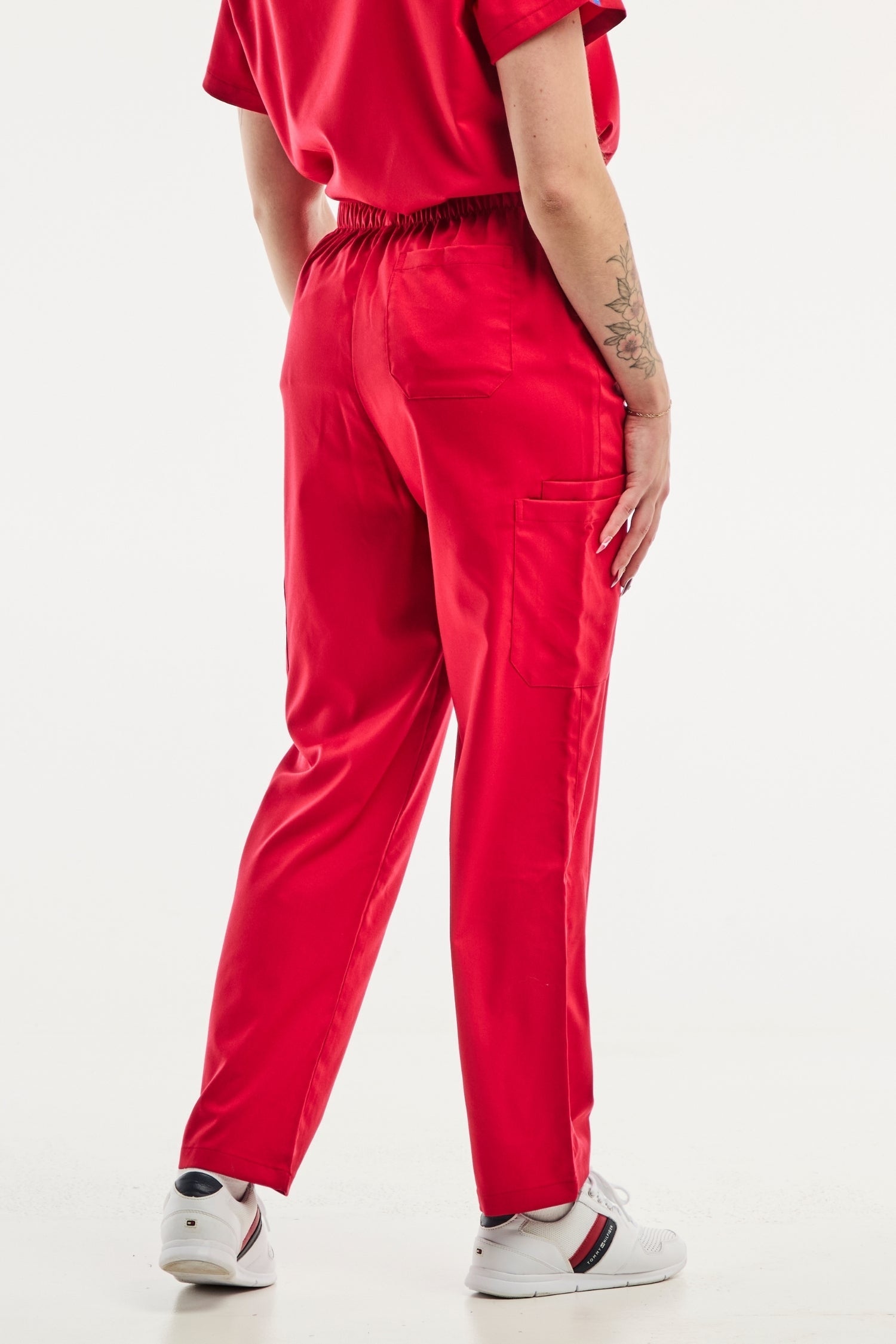 Pantalon médical ajusté rouge EMMA pour femme, tenue médicale féminine et confortable