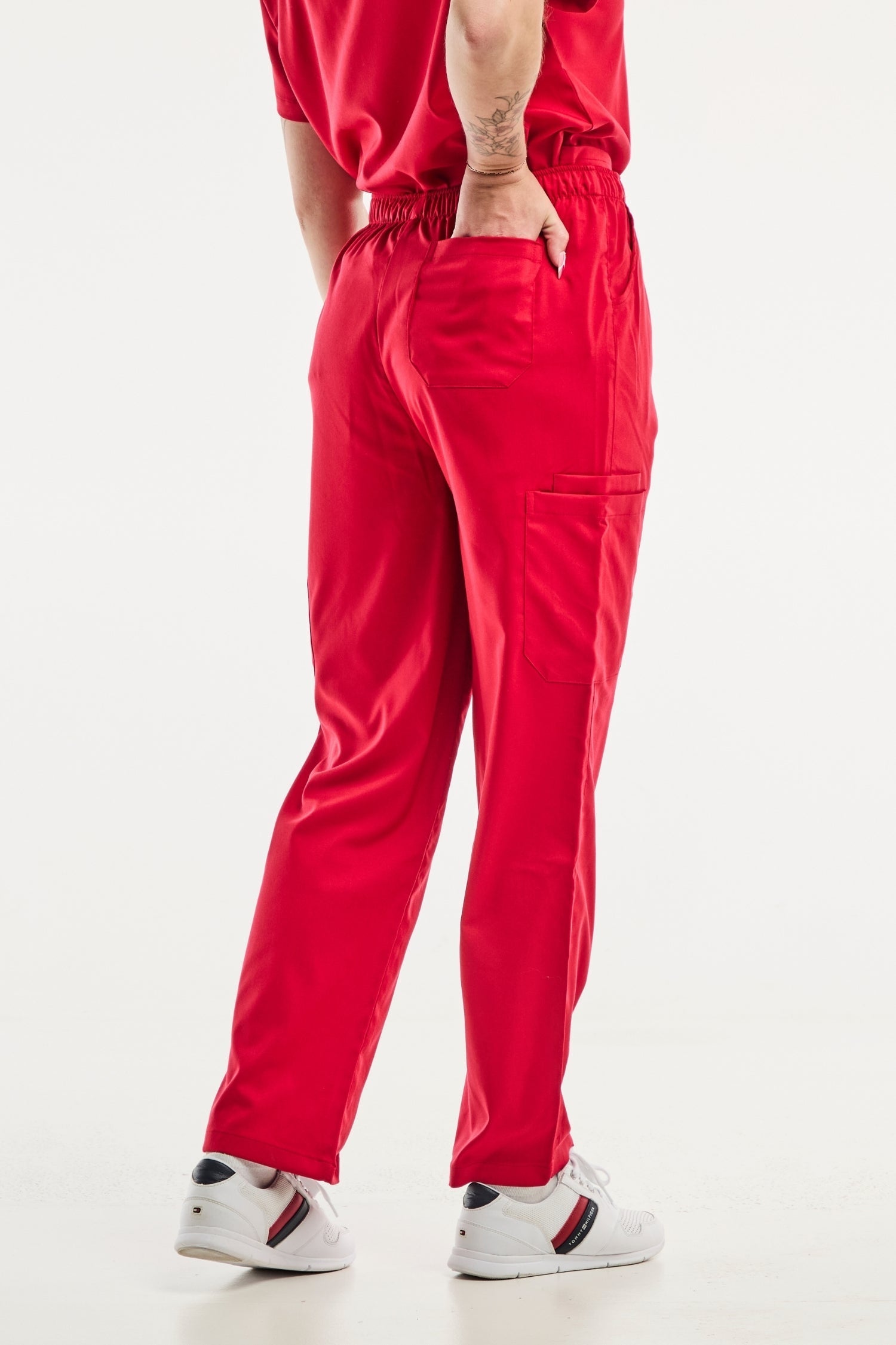 Pantalon médical ajusté rouge pour femme EMMA, tenue médicale confortable et élégante