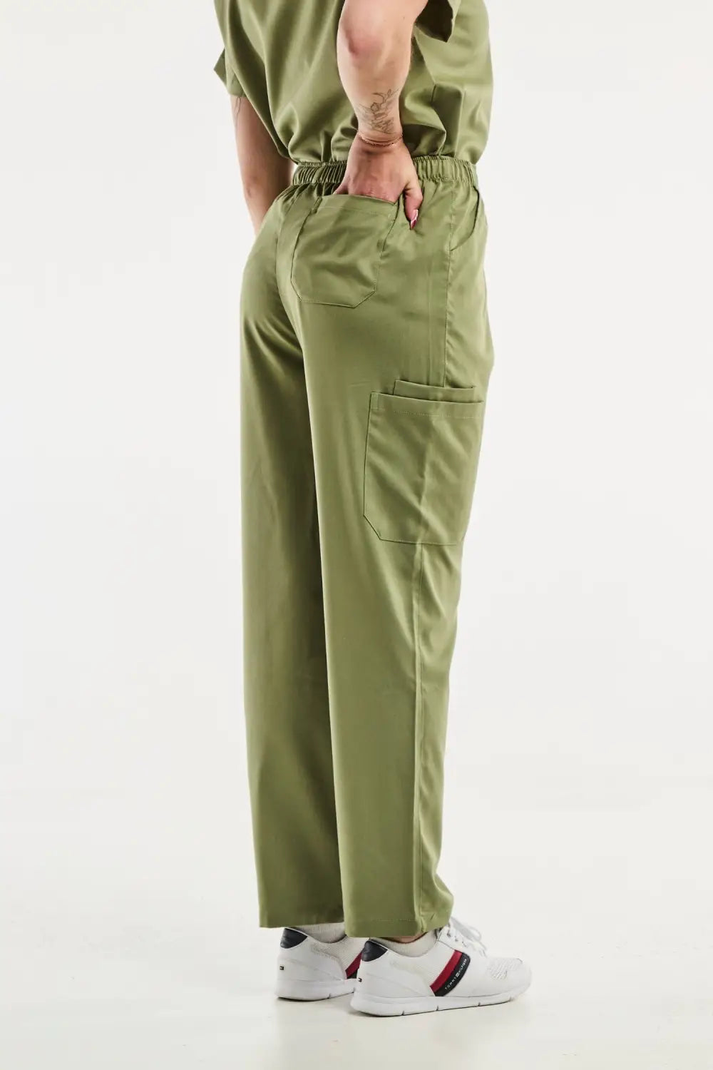Pantalon médical EMMA femme en vert olive, parfait pour les tenues médicales et uniforms