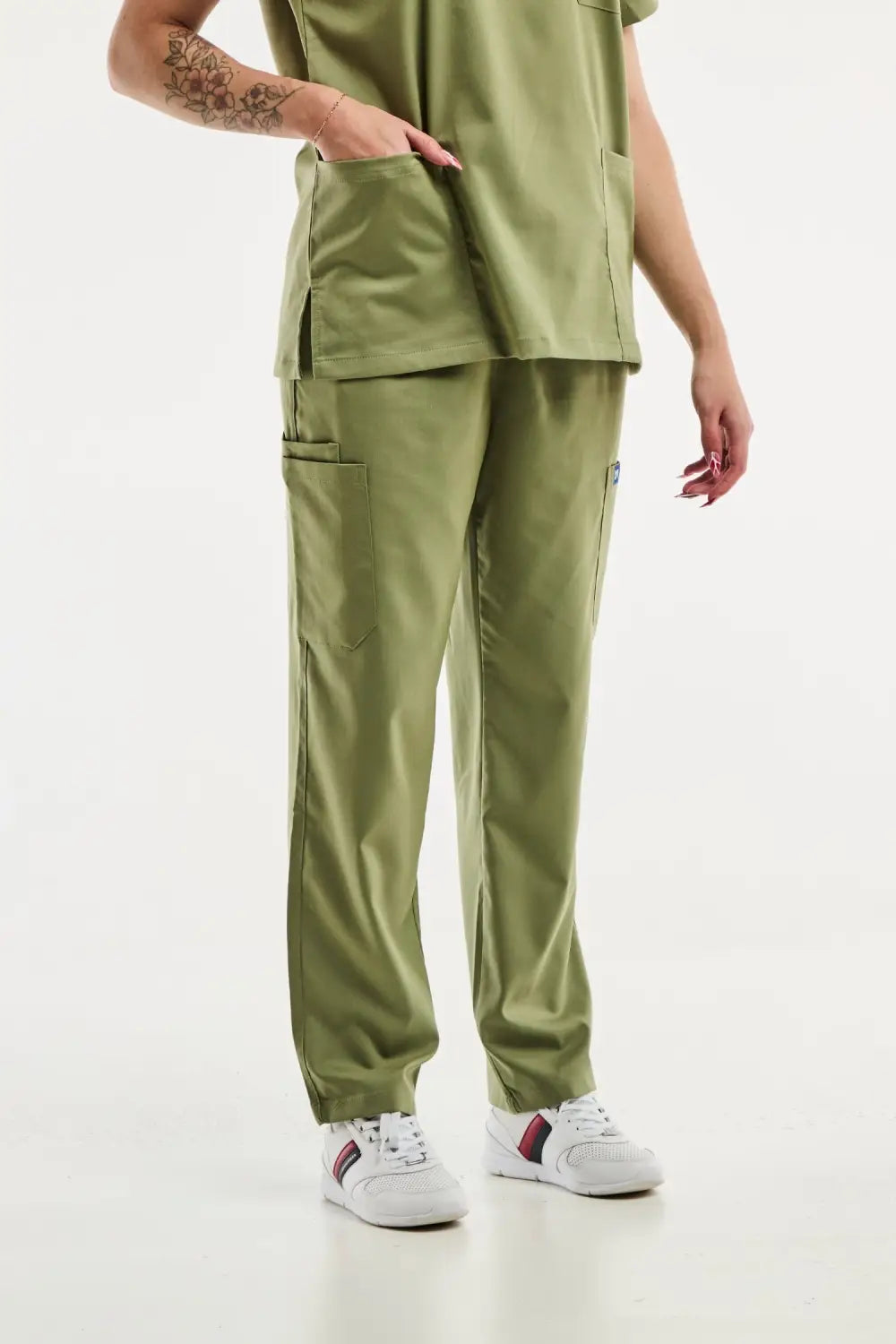 Pantalon médical Emma en vert olive, idéal pour les tenues médicales féminines