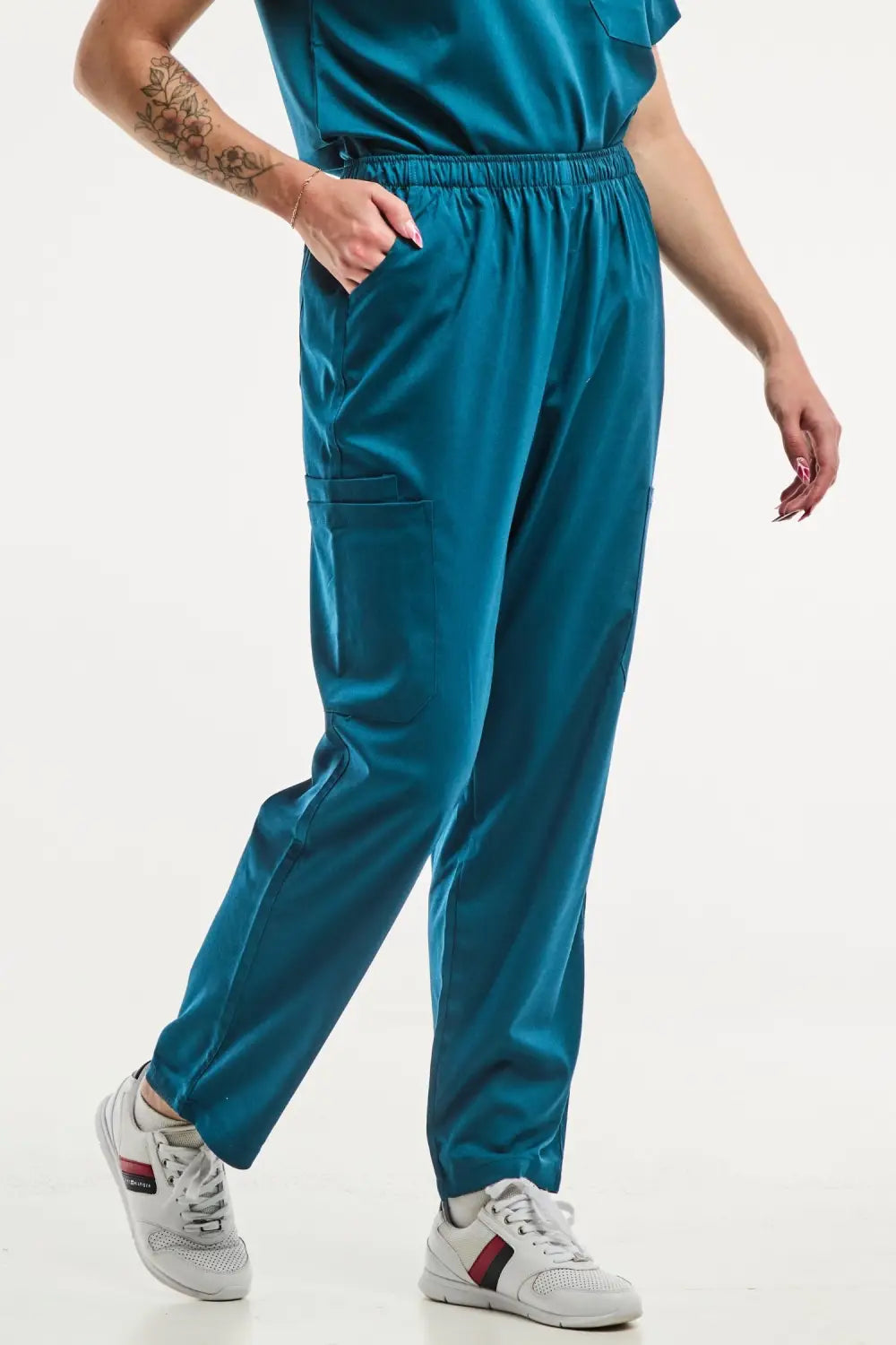 Pantalon médical EMMA pour femme en vert turquoise, idéal pour tenues médicales
