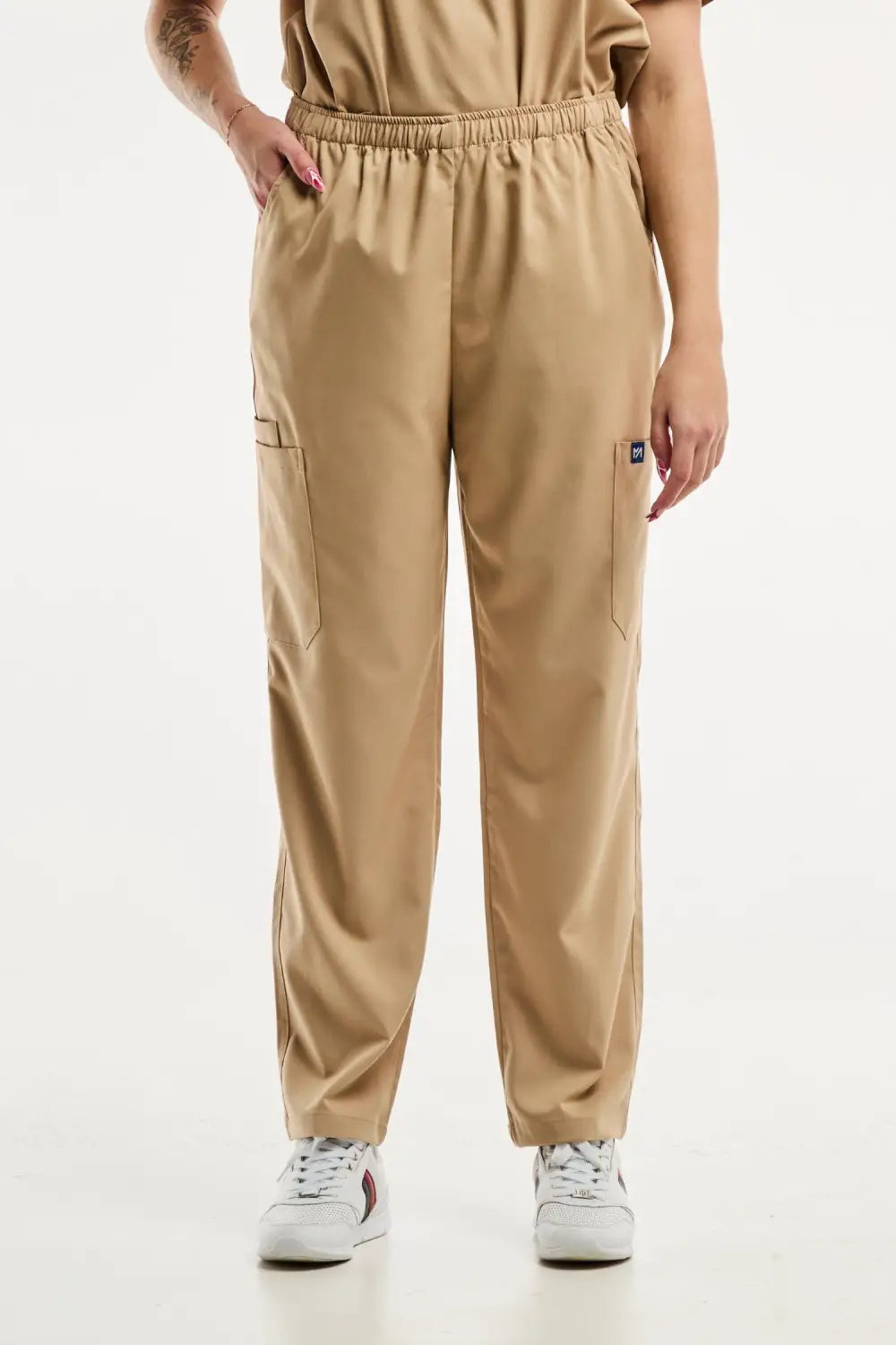Pantalon médical beige clair EMMA en tissu extensible, idéal pour les tenues médicales