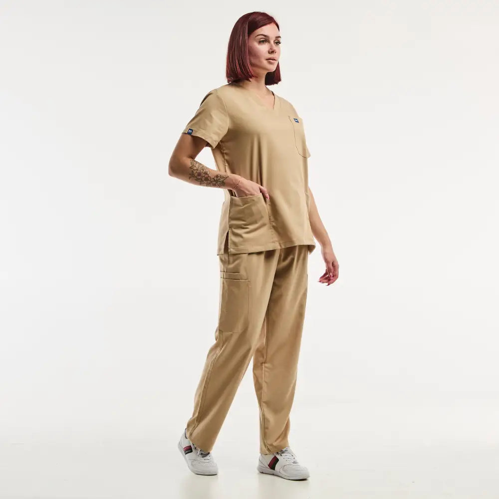 Ensemble de scrubs médicaux tan, incluant un pantalon médical ajusté et une tunique médicale
