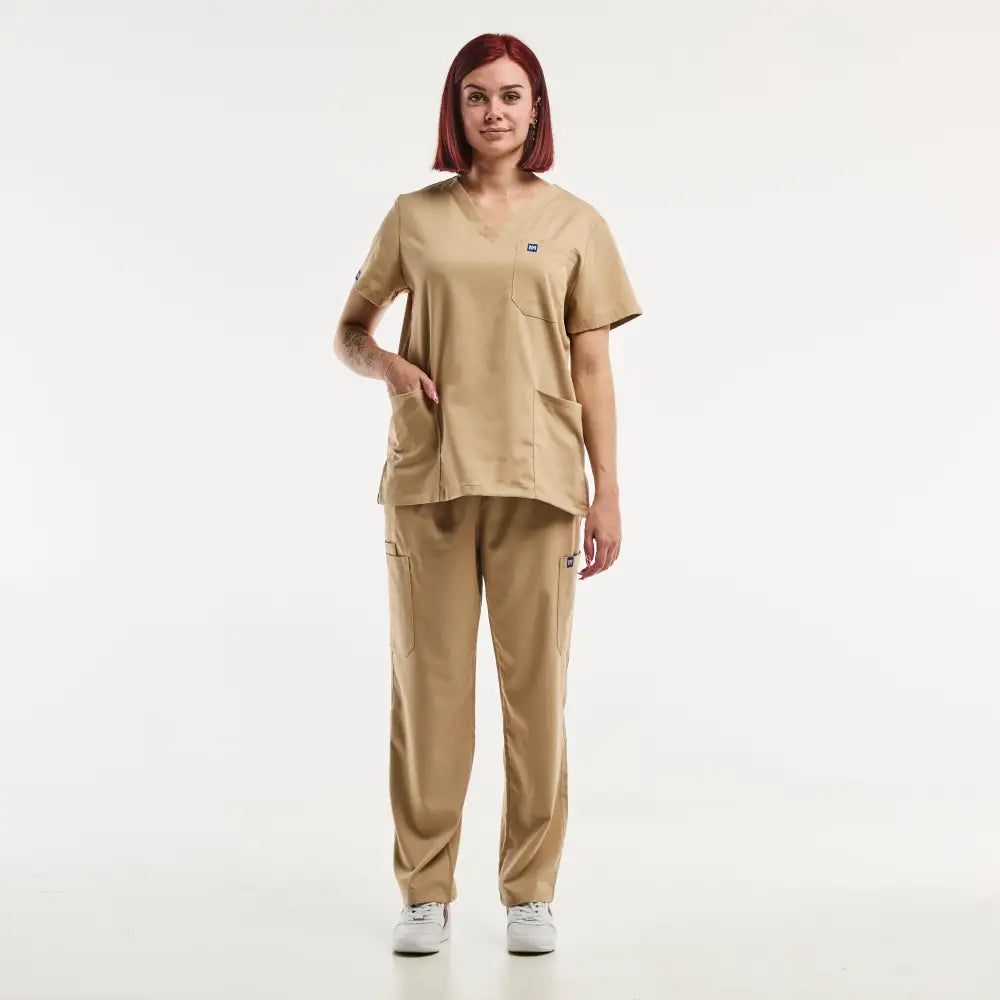 Tan medical scrubs EMMA, tunique médicale et pantalon médical ajusté pour femme