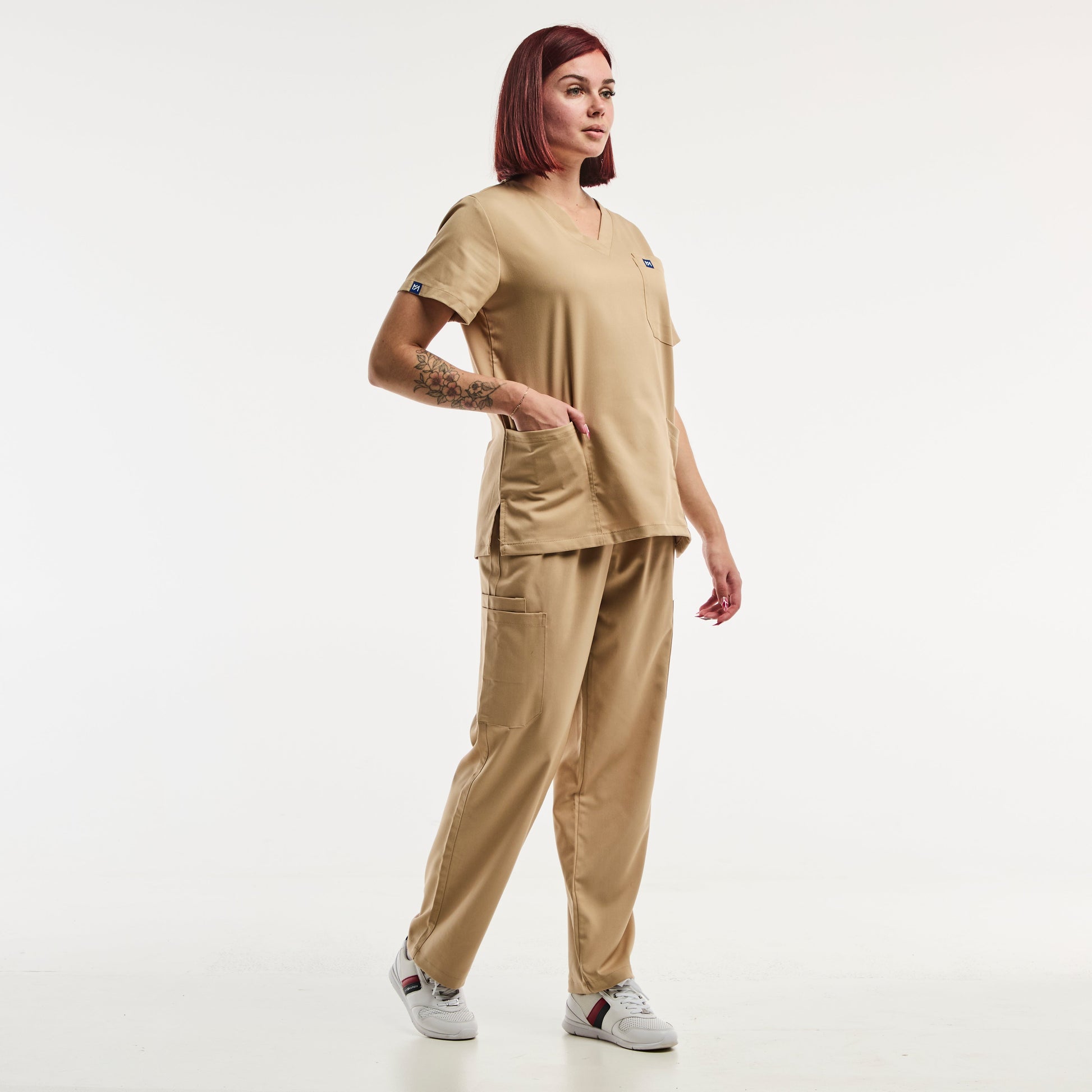 Set de tenue médicale EMMA beige clair, comprenant tunique et pantalon médical ajusté