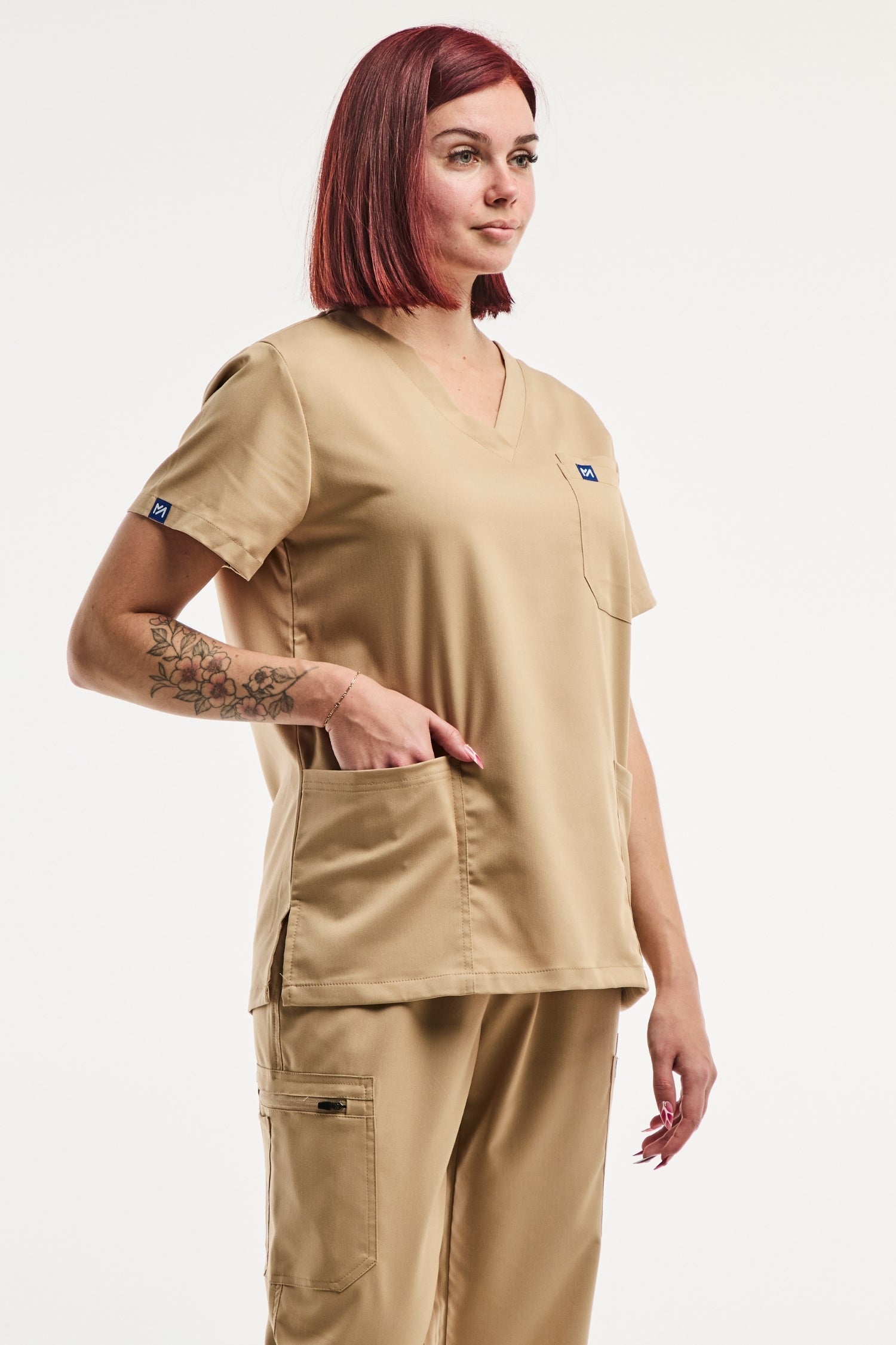 Tunique médicale col en bleu pour femme, modèle EMMA, offrant confort et style