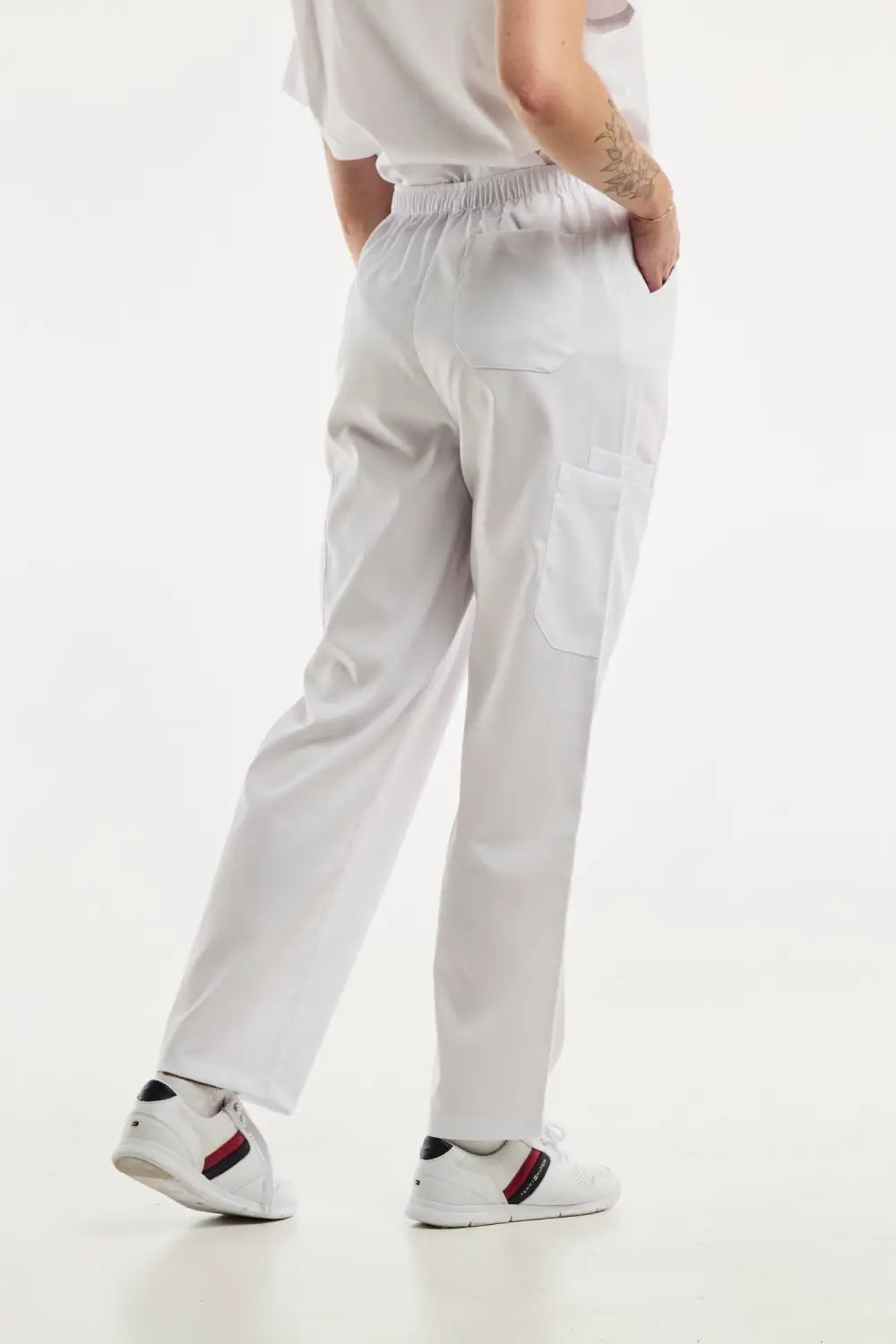 Pantalon médical ajusté blanc pour femme dans la collection EMMA - Tenue médicale