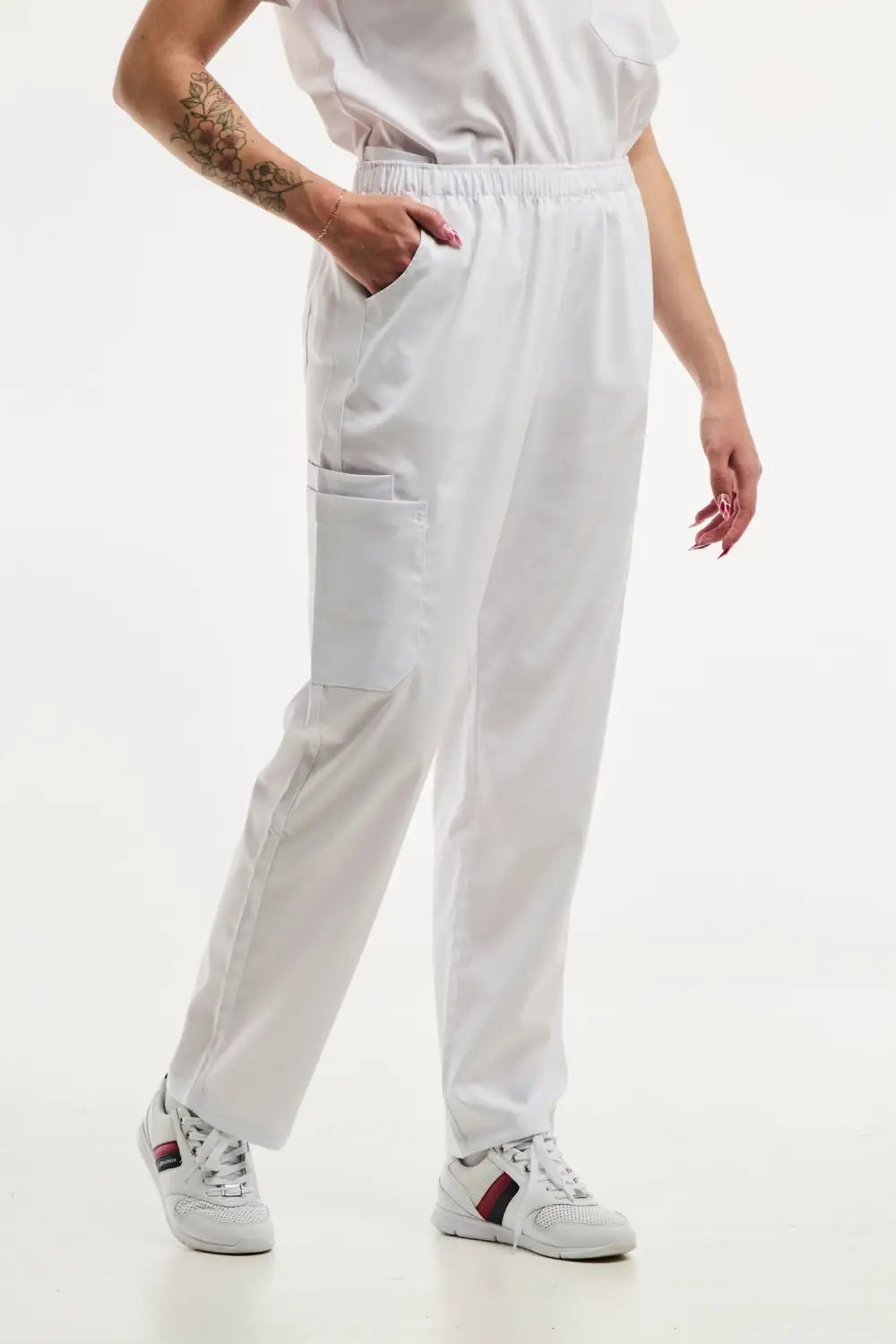 Pantalon médical ajusté blanc EMMA pour femme, tenue médicale élégante et confortable