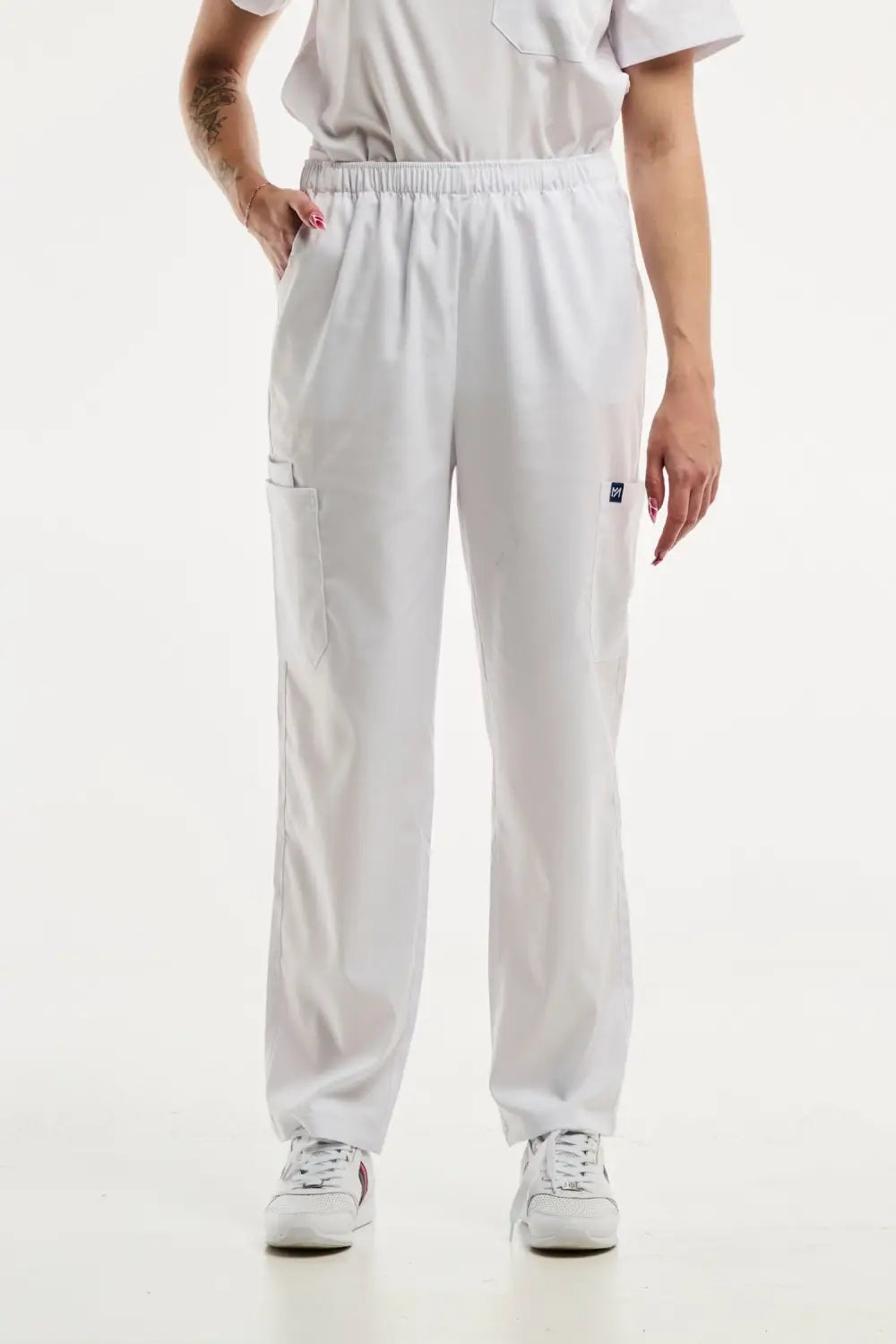 Pantalon médical ajusté blanc EMMA pour femme, tenue médicale élégante et confortable
