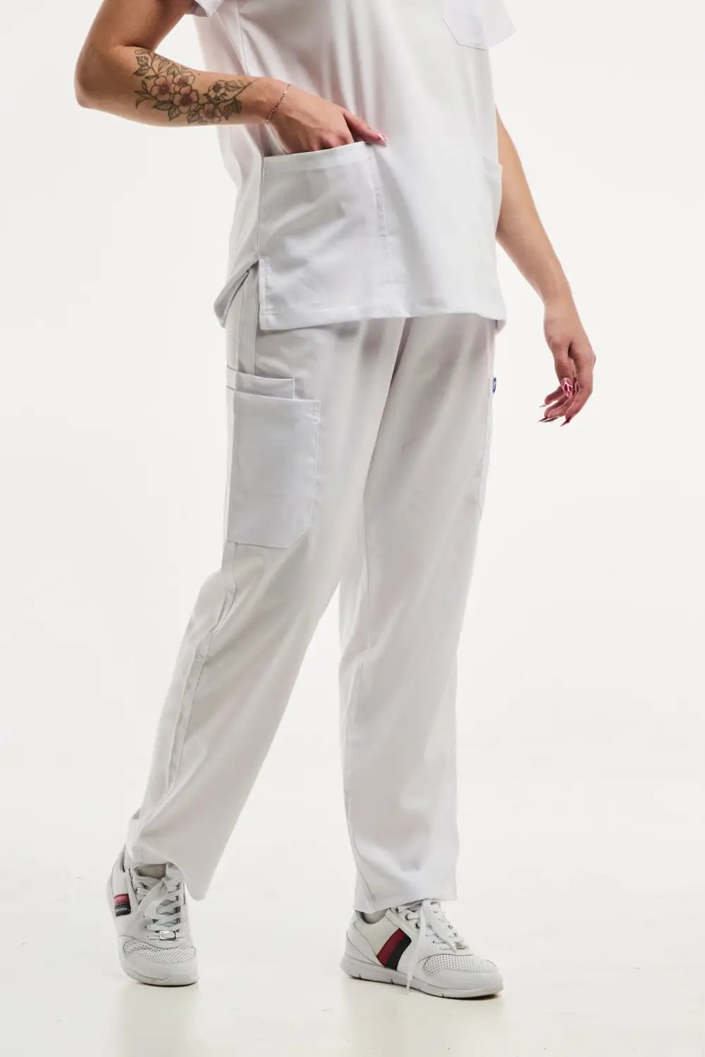 Pantalon médical ajusté blanc EMMA pour femme, tenue médicale élégante et confortable