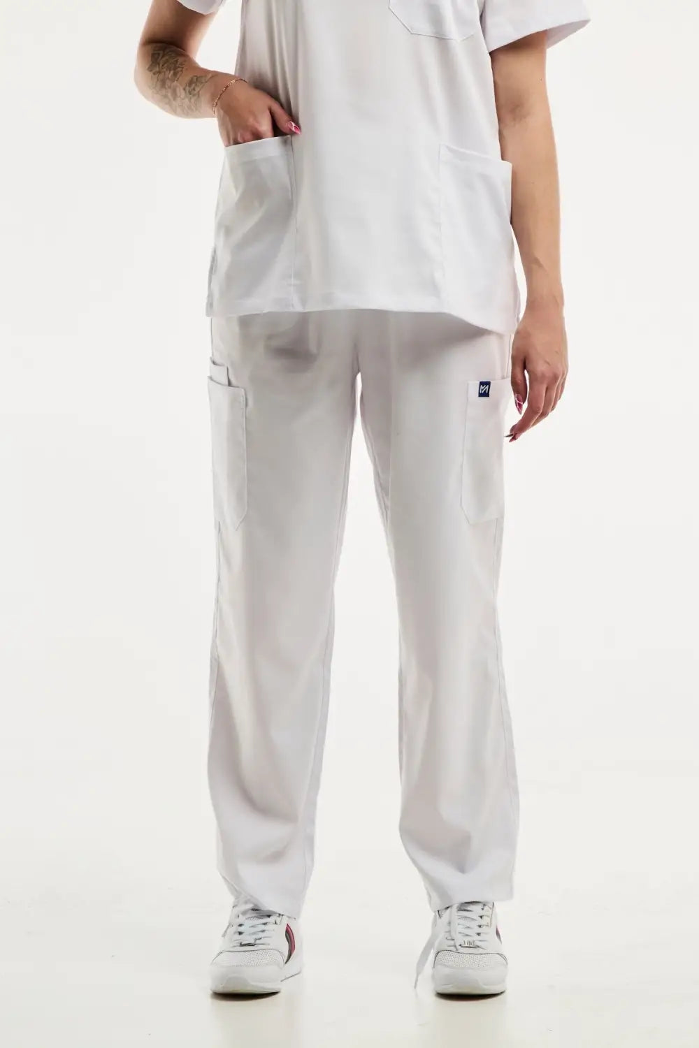 Pantalon médical ajusté blanc EMMA pour femme, tenue médicale élégante et confortable