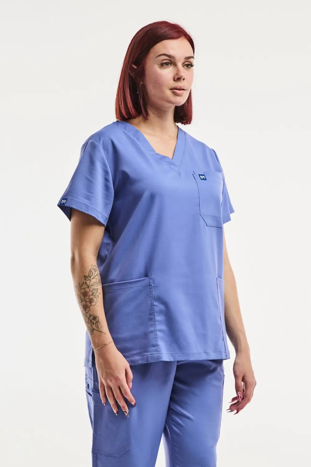 Tunique médicale col EMMA en bleu clair pour femme, lumière et confort au travail