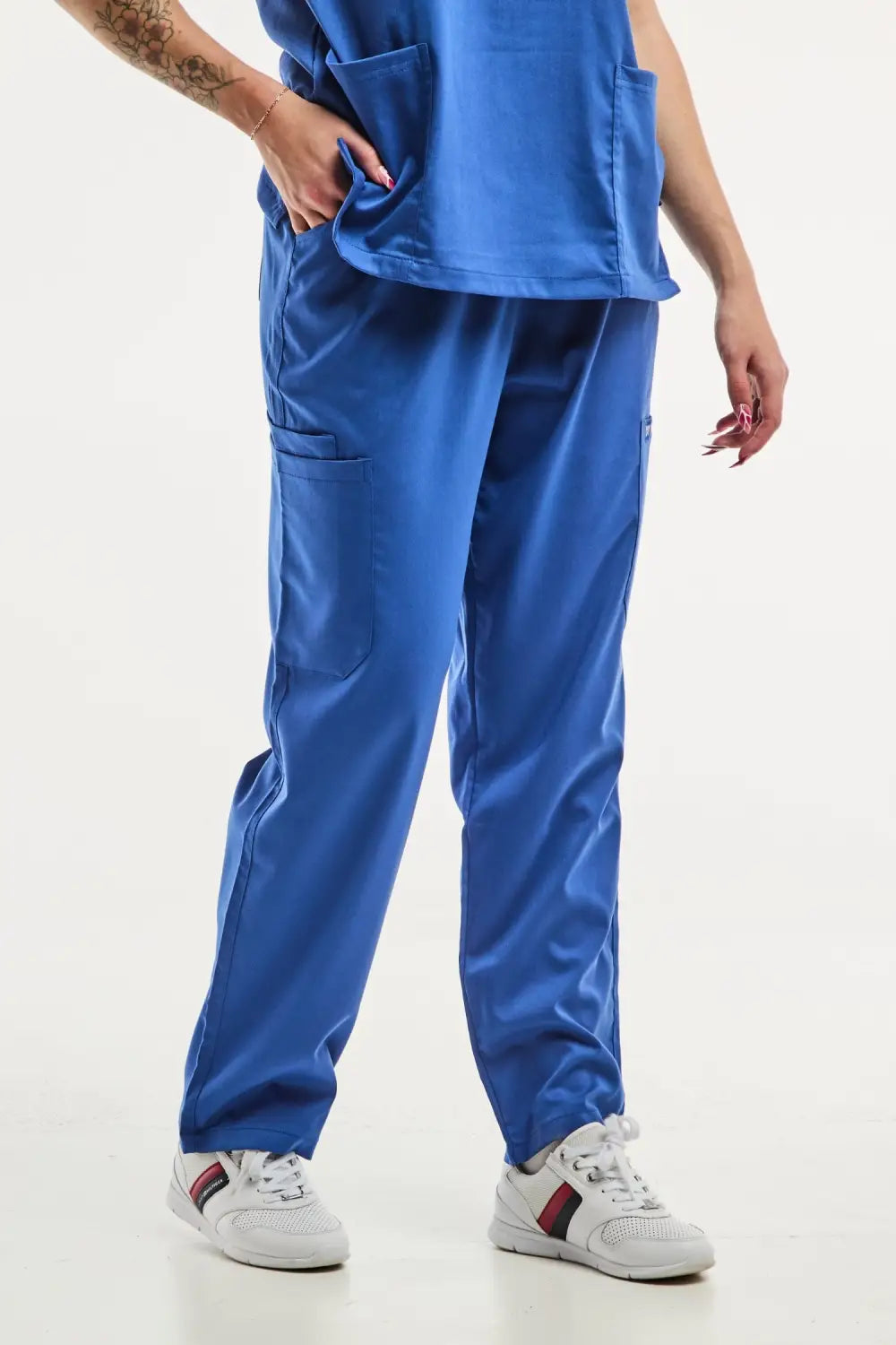 Pantalon médical ajusté pour femme EMMA en bleu roi, vêtement médical ajusté féminin