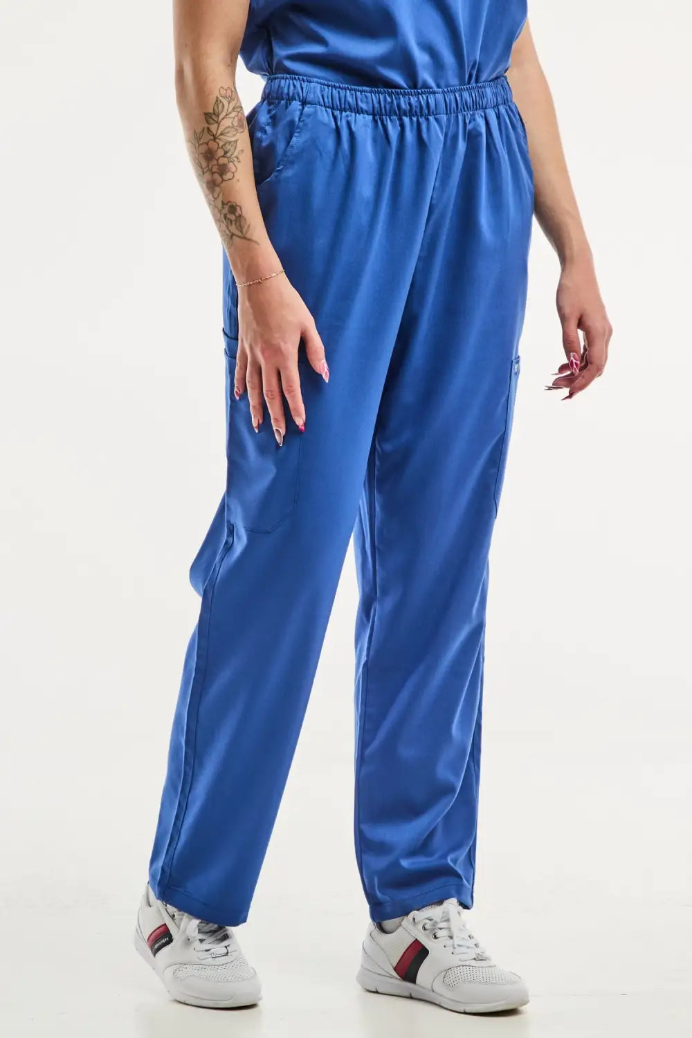 Pantalon médical ajusté femme EMMA en bleu roi, confortable et élégant