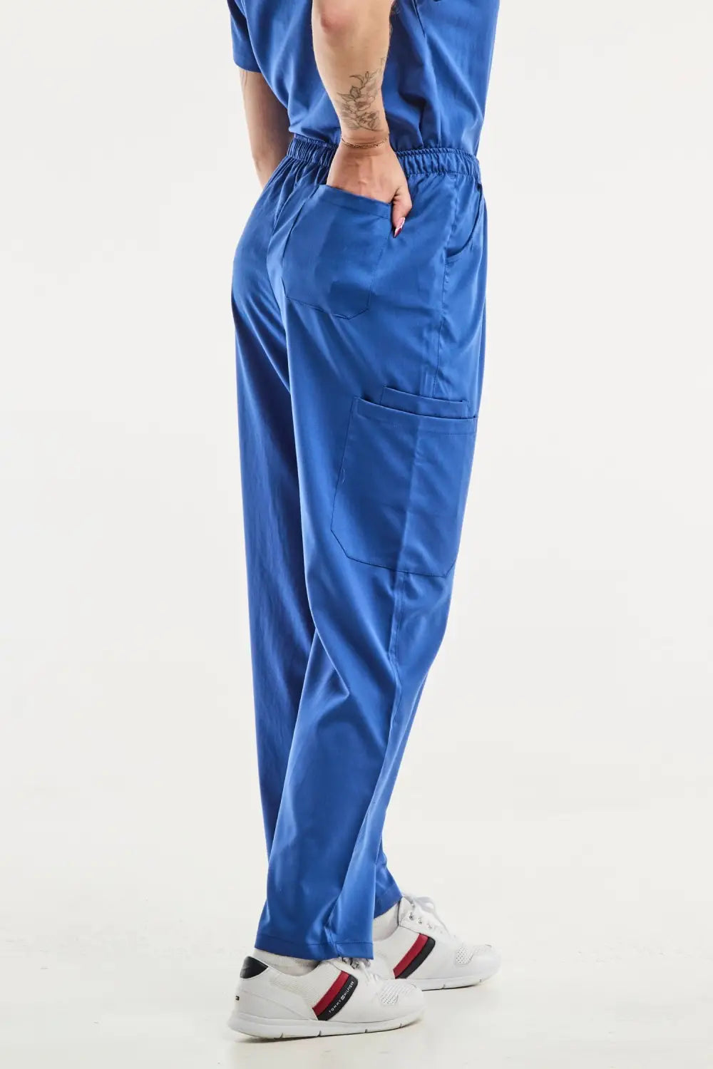 Pantalon médical ajusté bleu roi pour femme EMMA, tenue médicale élégante