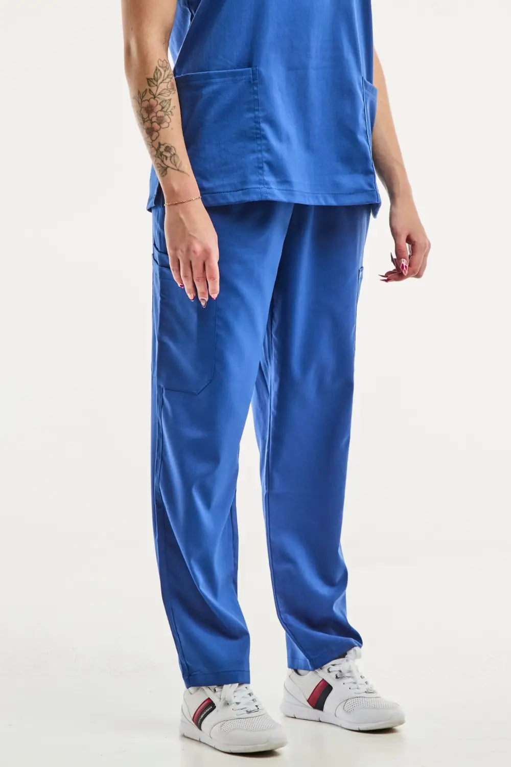 Pantalon médical ajusté bleu roi pour femme dans la gamme EMMA