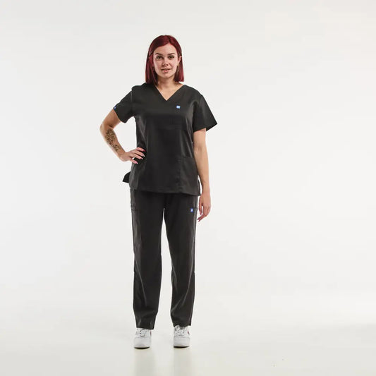 Uniforme médical noir EMMA, comprenant pantalon médical ajusté et tunique médicale