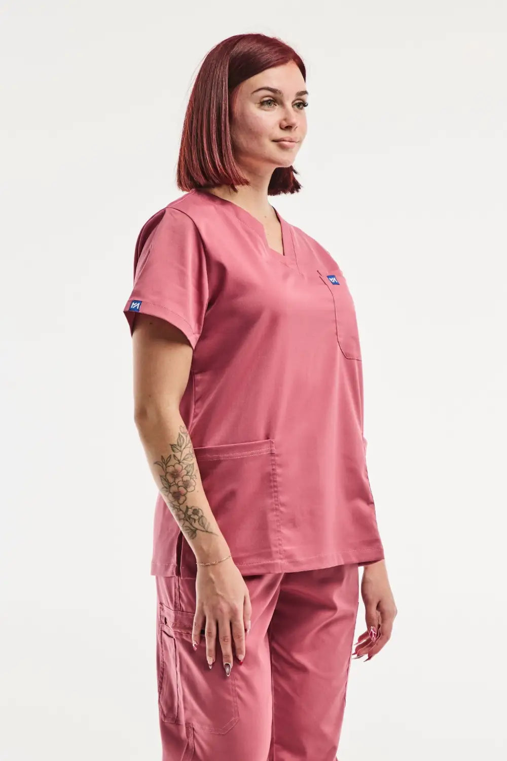 Scrub set rose poussiéreux EMMA femme avec pantalon médical ajusté et confort optimal