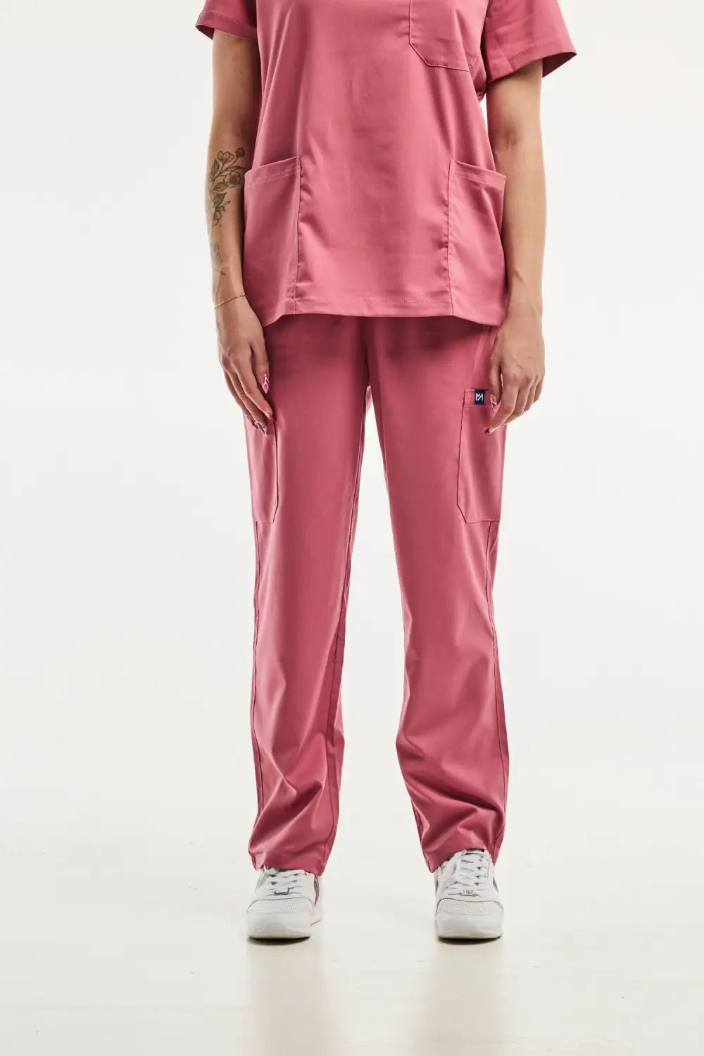 Vêtement médical ajusté pour femme, pantalon médical rose avec baskets blanches
