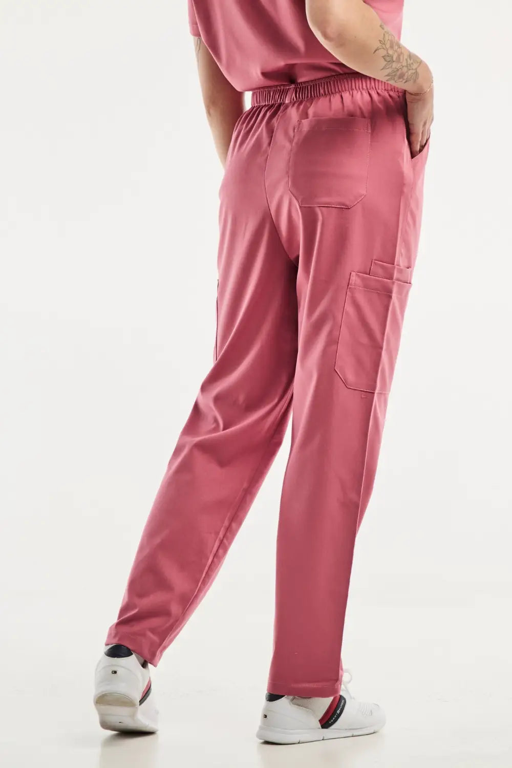 Pantalon médical ajusté rose pour femme EMMA, tenue médicale adaptée et élégante
