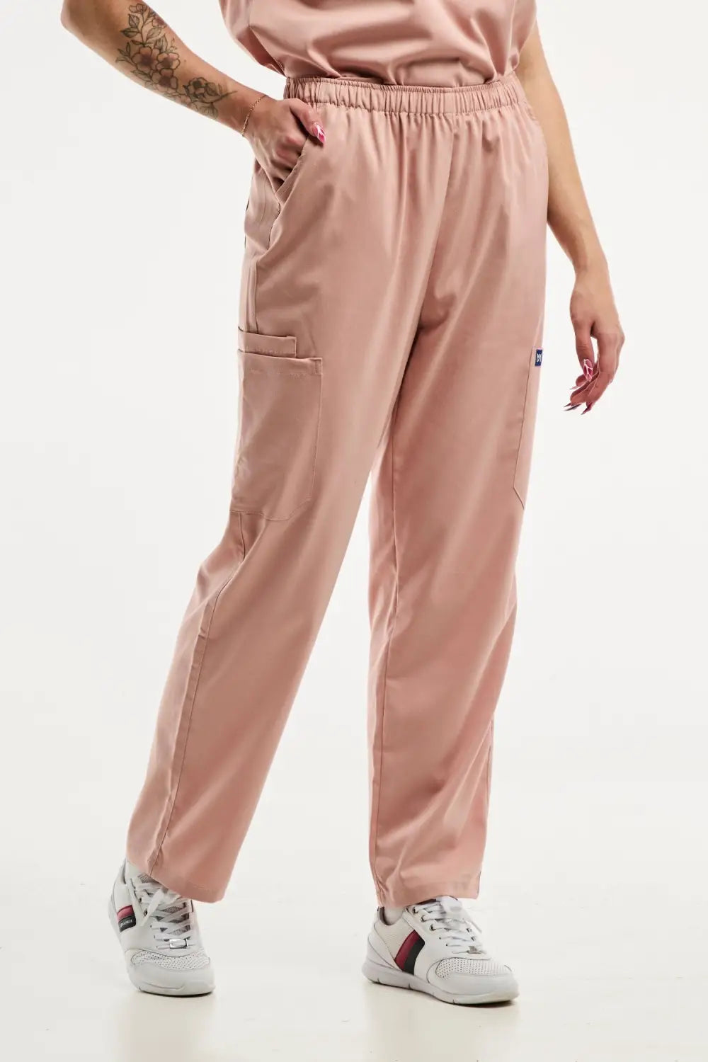 Pantalon médical ajusté rose clair EMMA pour femme, confort et style professionnel