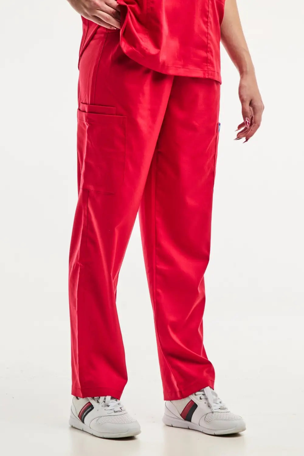 Pantalon médical ajusté pour femme EMMA en tissu rouge, confortable et élégant