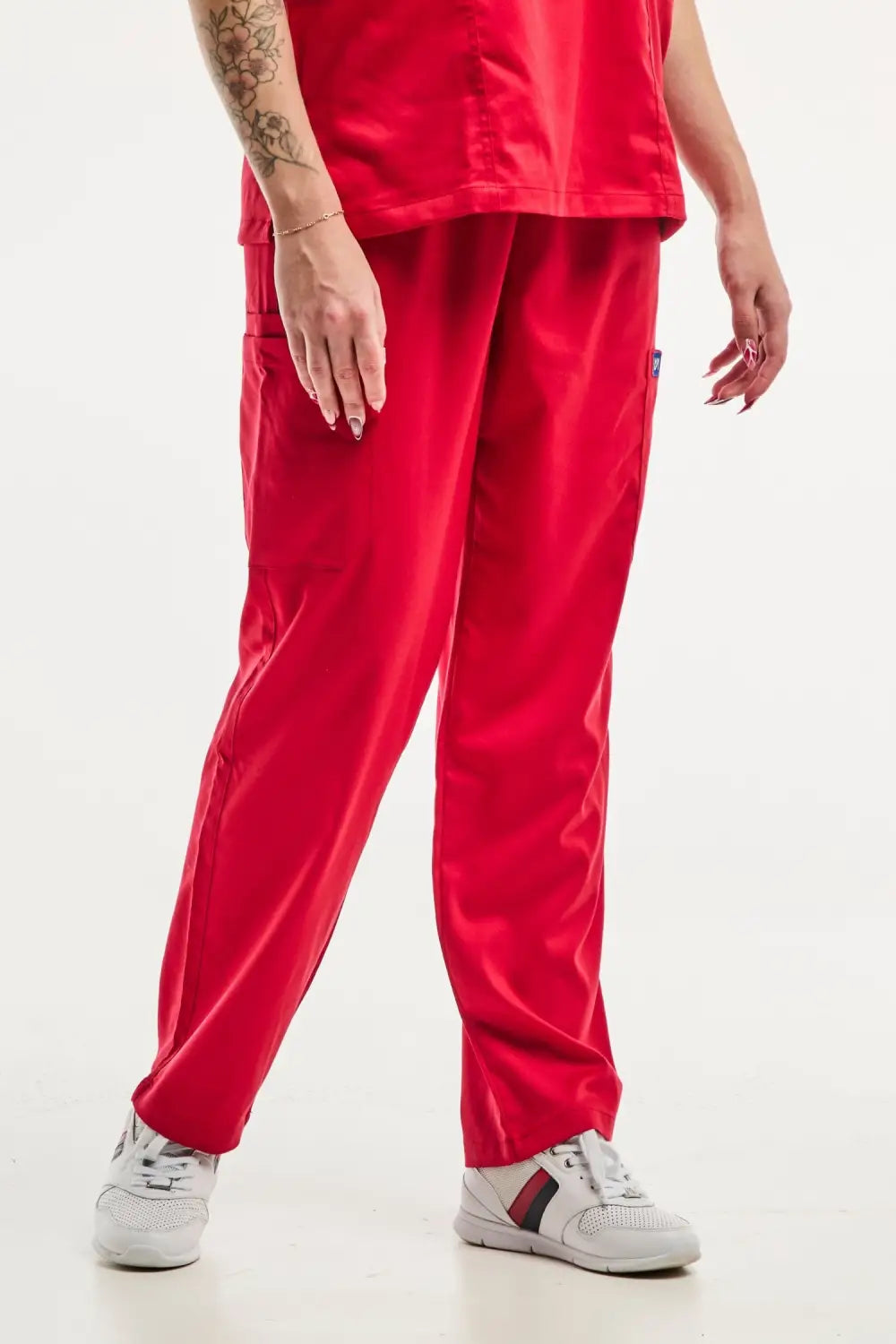 Pantalon médical ajusté rouge pour femme EMMA, tenue médicale élégante et confortable