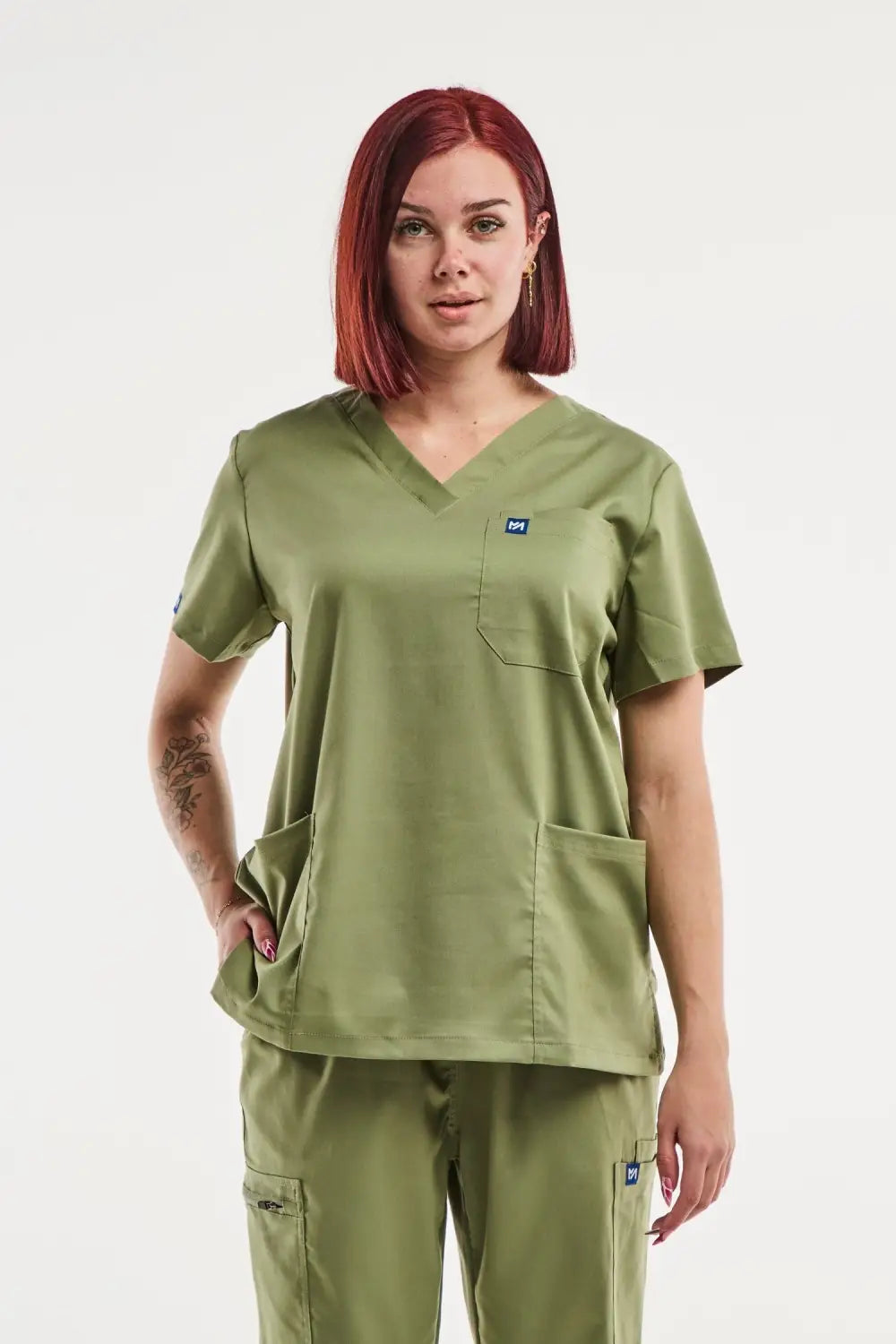 Tunique médicale col femme en vert olive, modèle EMMA disponible en Bleu Marine