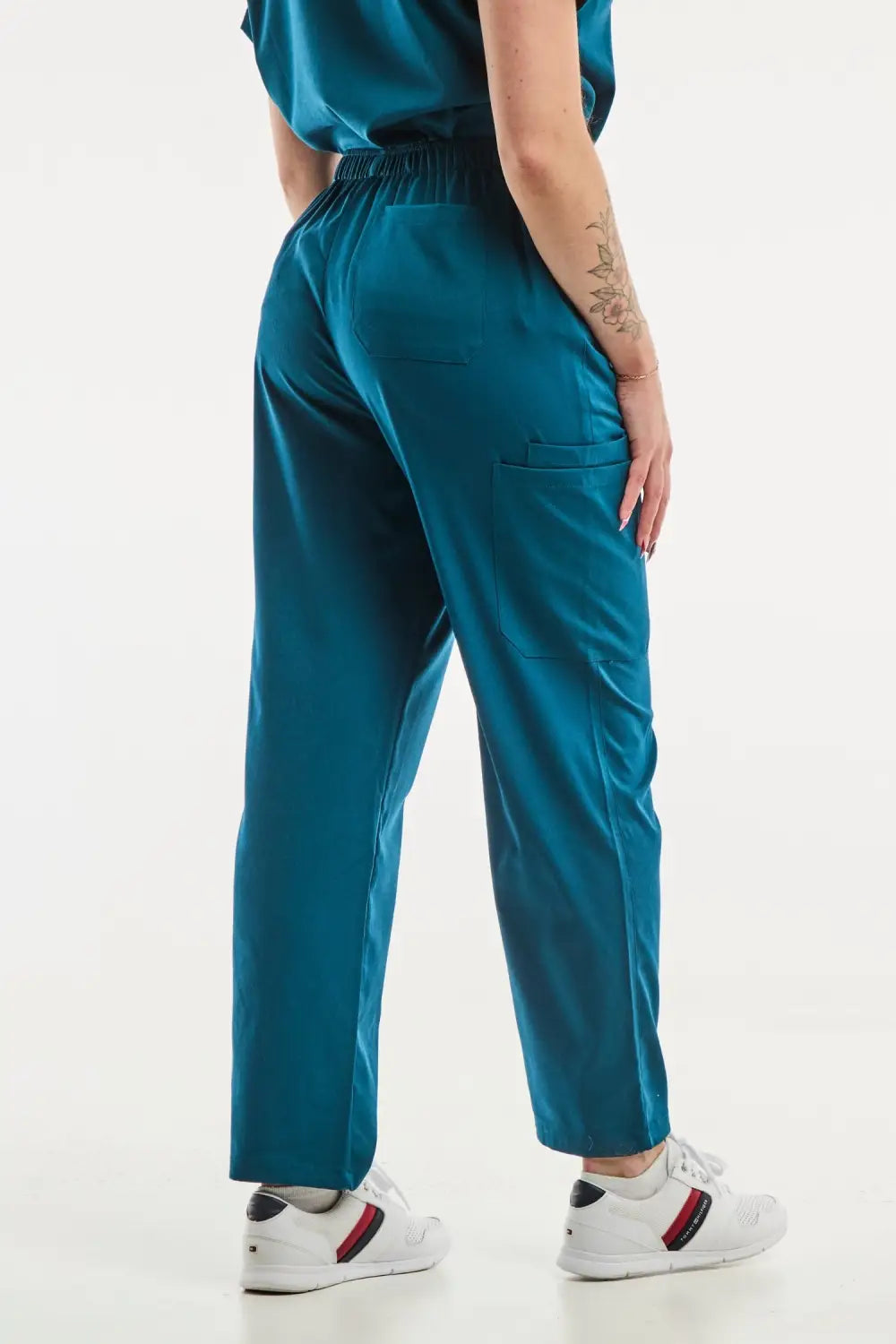 Pantalon médical ajusté vert turquoise EMMA, tenue médicale femme, pantalon médical sophistiqué