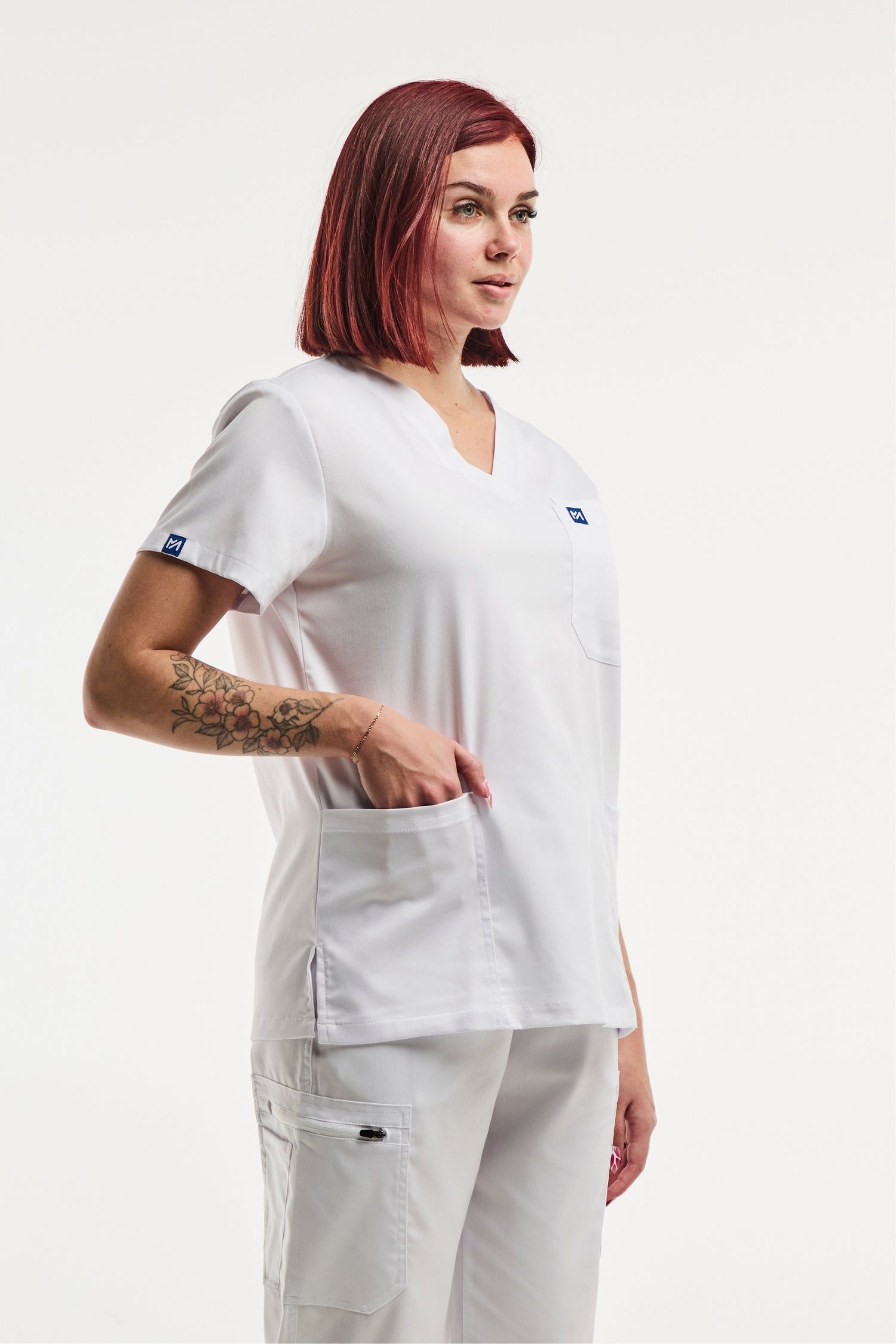 Femme portant EMMA Tunique médicale col blanc avec poches, idéale pour professionnelle de santé