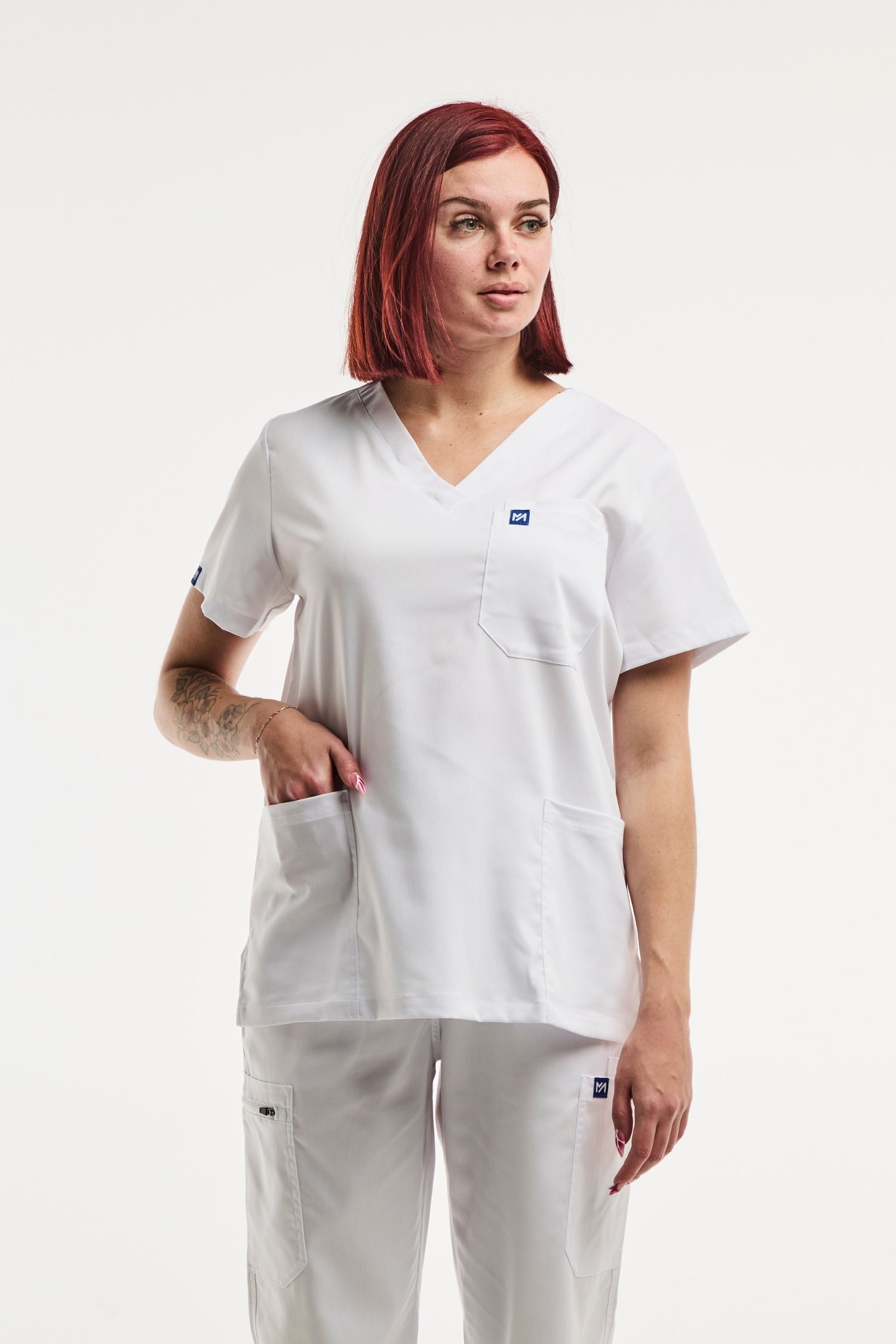 Femme portant la tunique médicale col en blanc avec poches, modèle EMMA