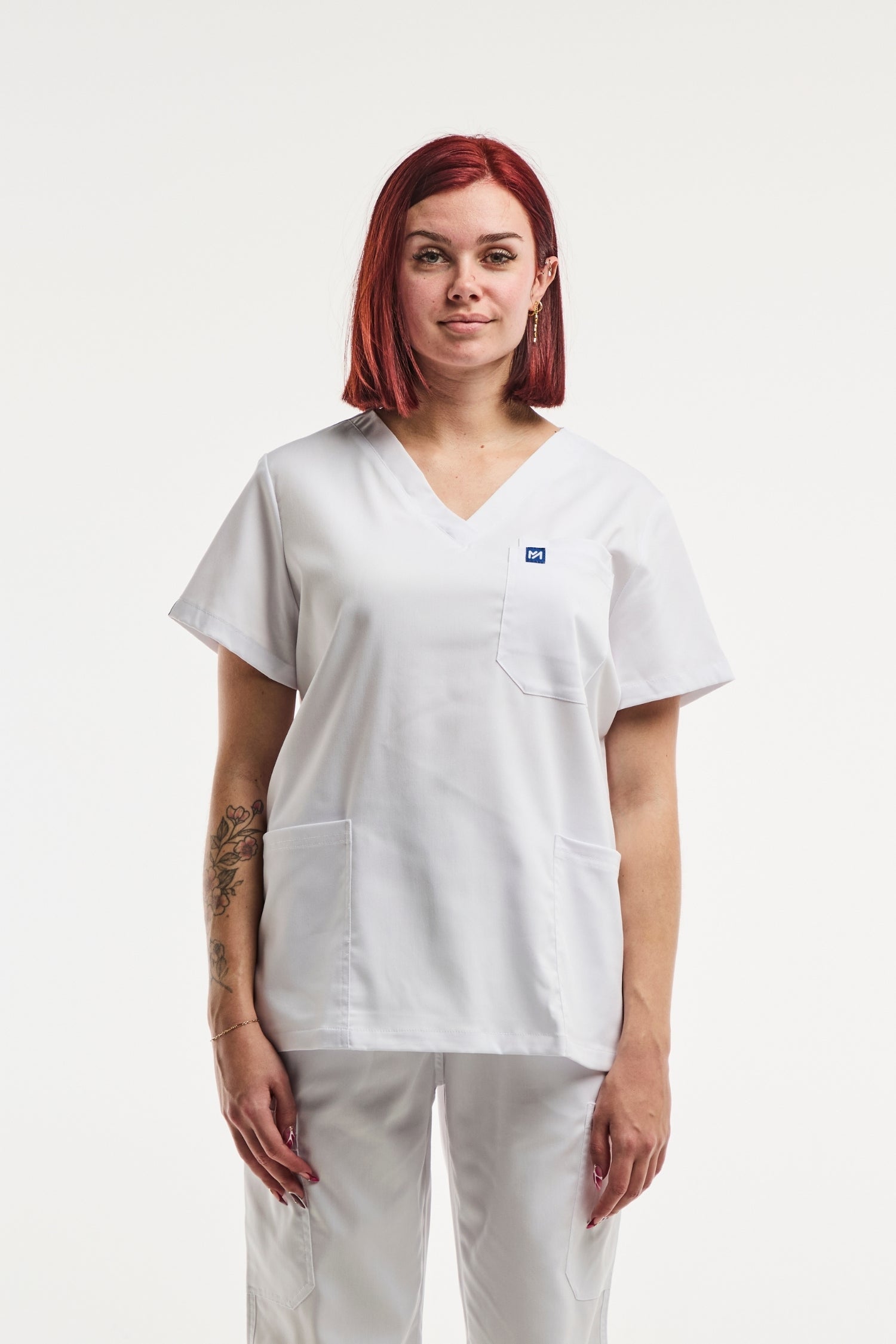 Tunique médicale femme blanche avec col en V, poches multiples et manches courtes