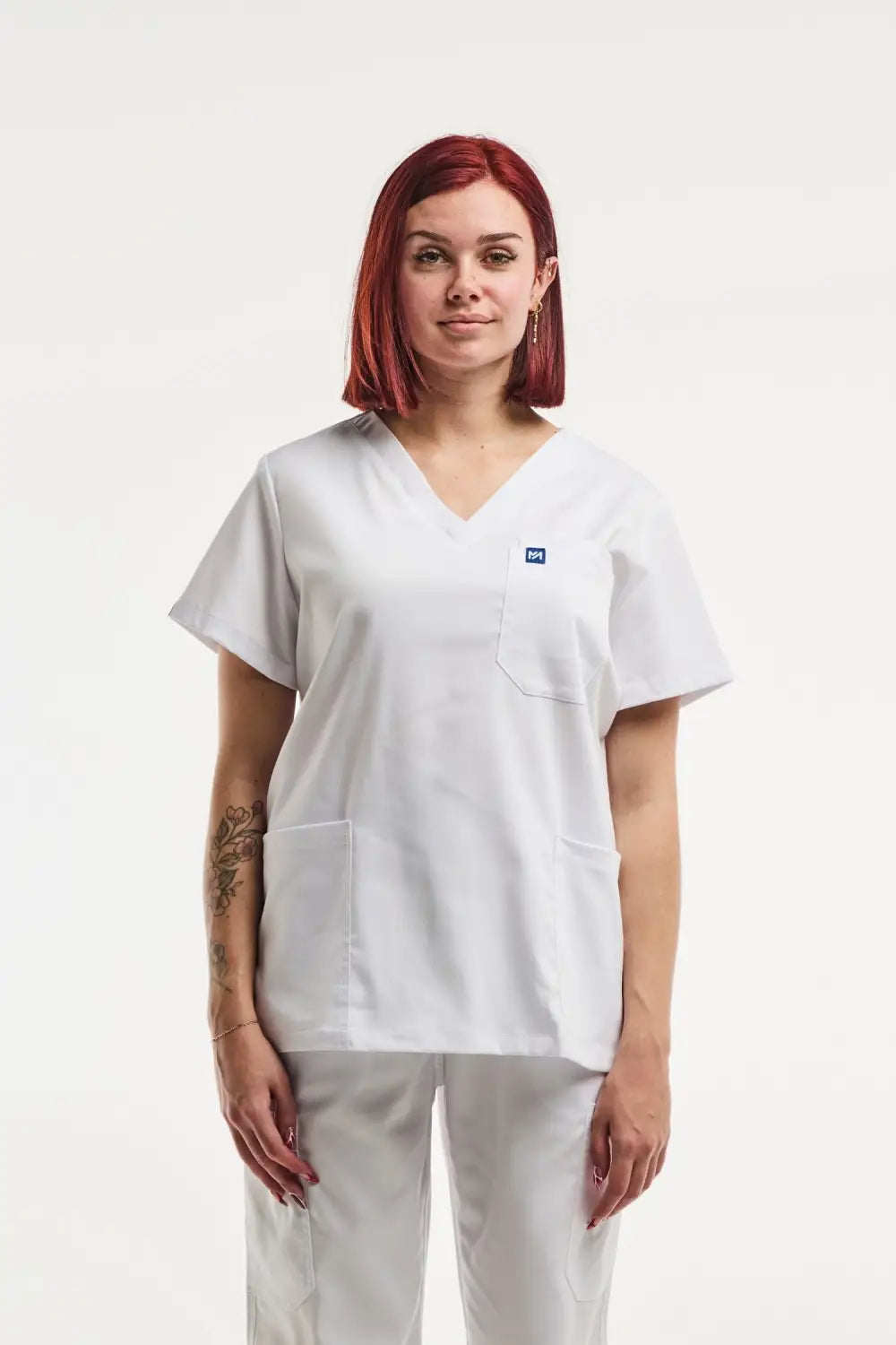 Tunique médicale femme blanche avec col en V, poches multiples et manches courtes