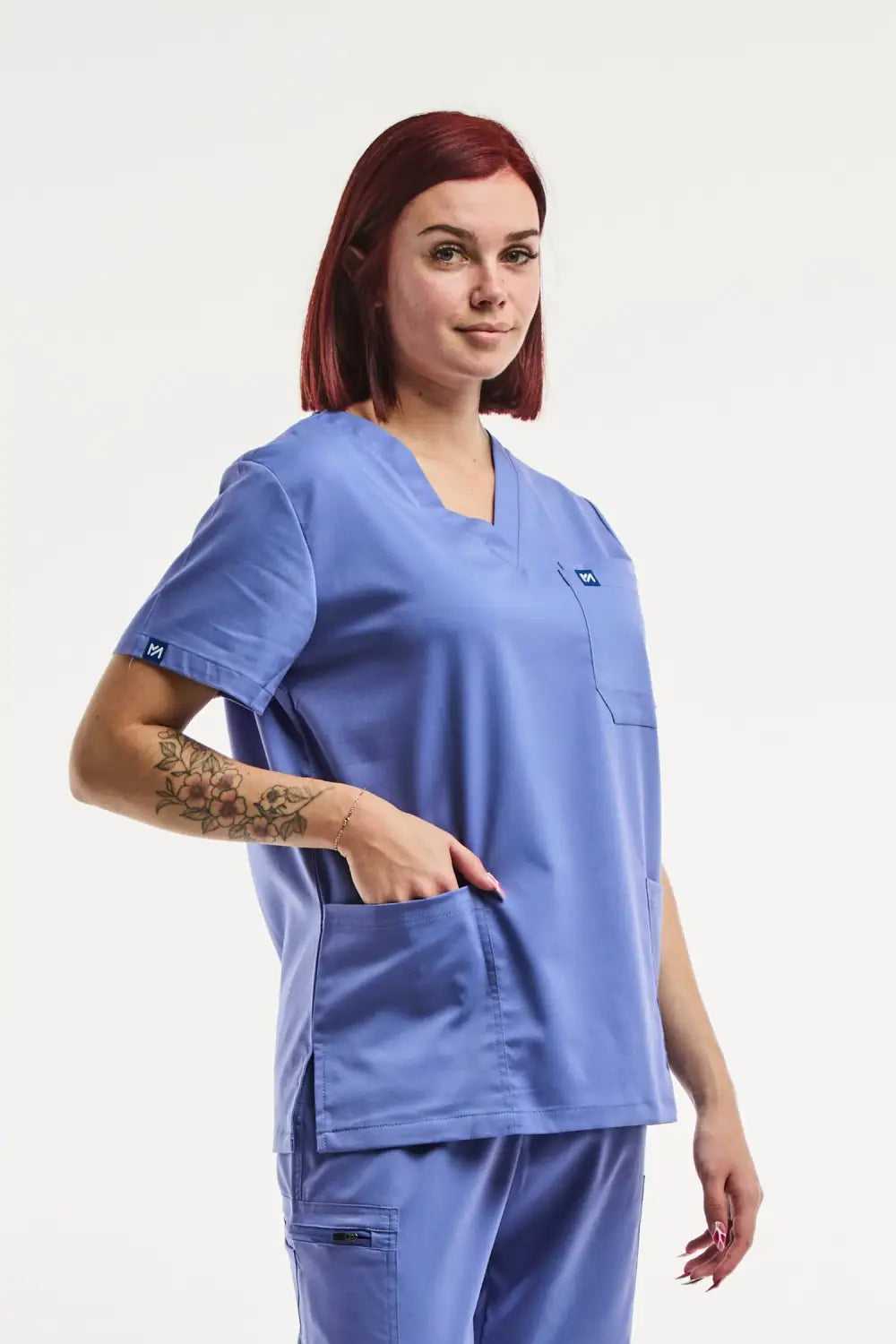 Tunique médicale col EMMA en bleu clair, idéale pour le personnel médical féminin