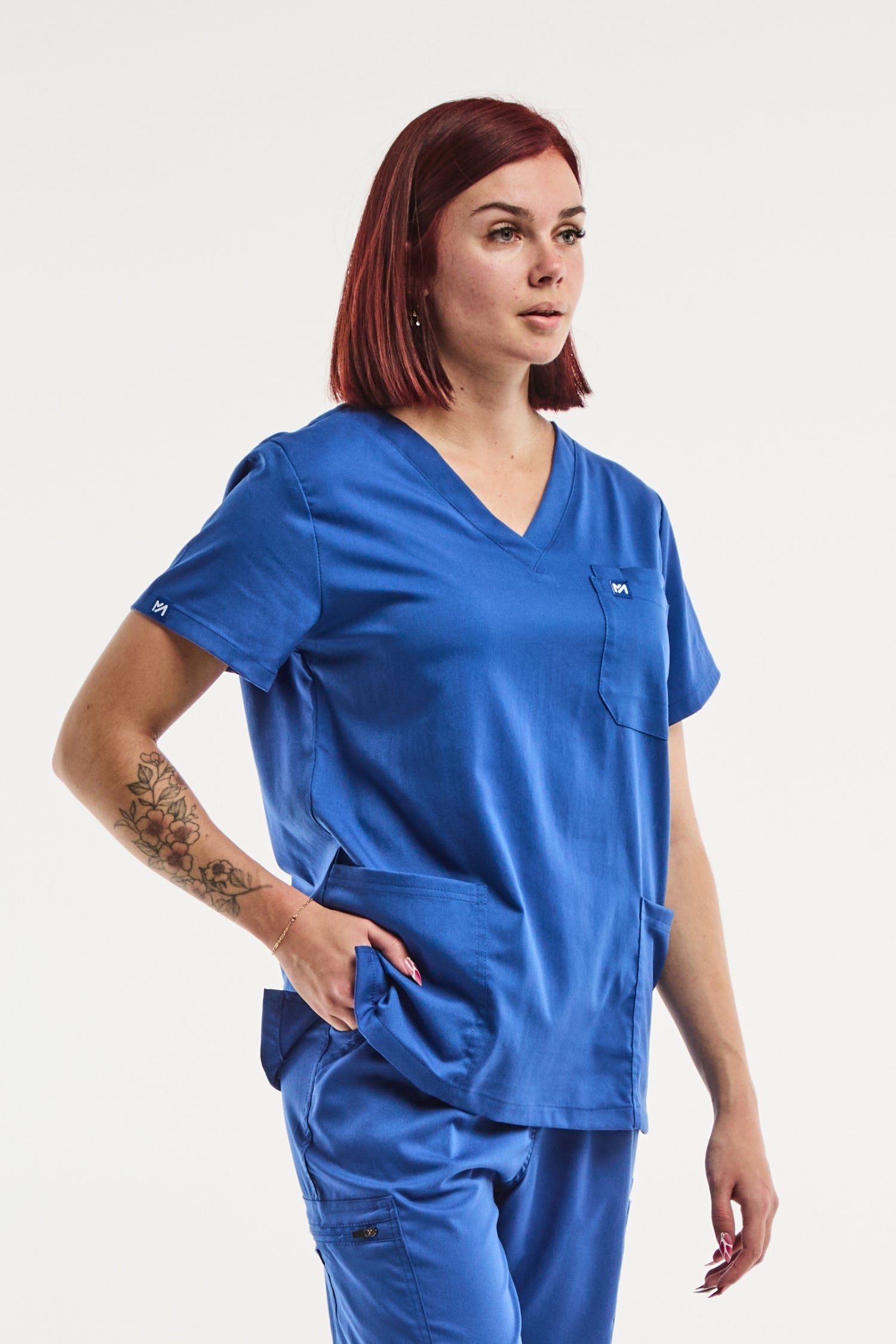 Tunique médicale femme EMMA en bleu roi avec col pour un look professionnel