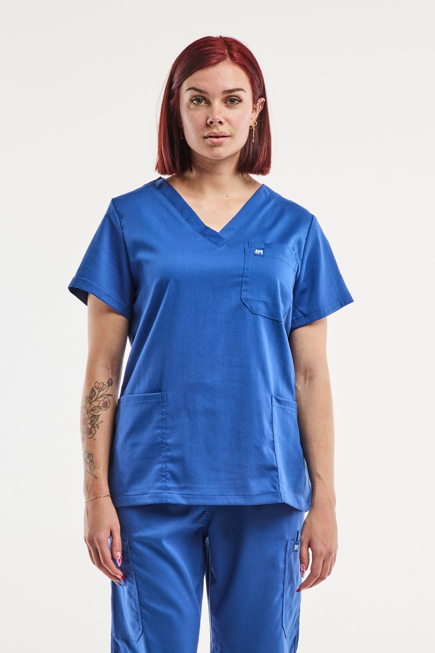 Tunique médicale col EMMA en bleu roi, élégante et confortable pour femmes
