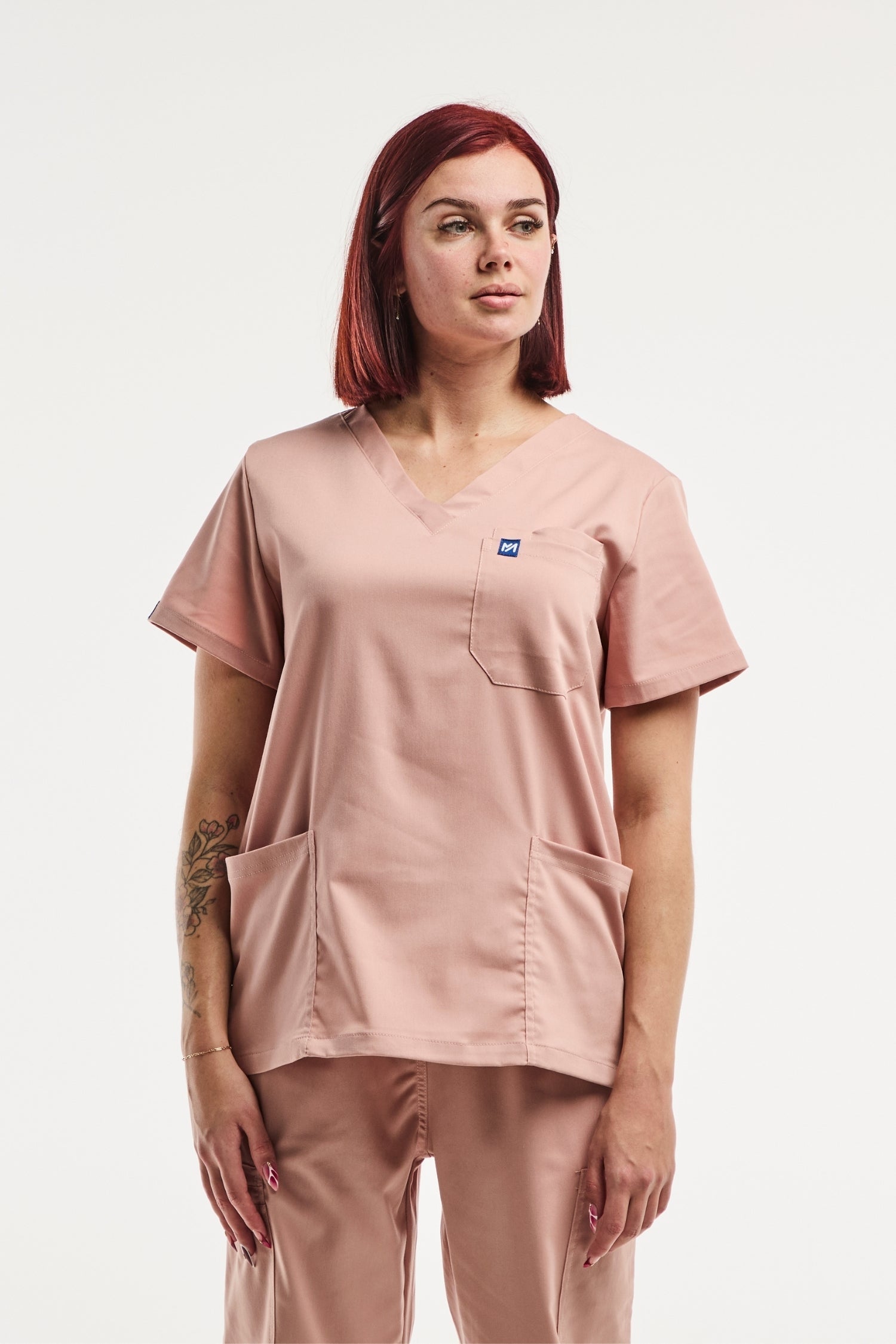 Tunique médicale col rose pour femme, modèle EMMA, en set de scrubs médicaux