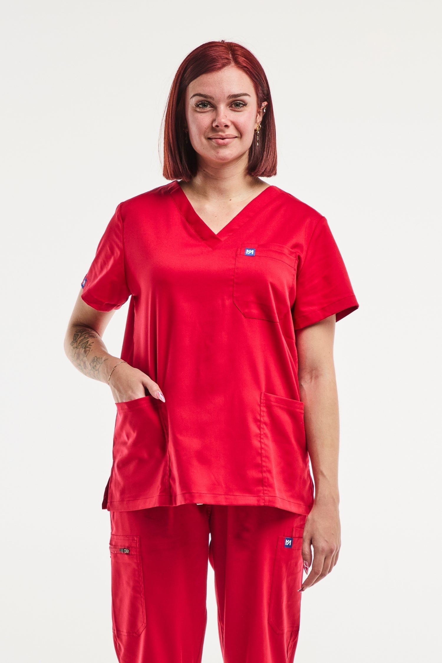 Tunique médicale femme rouge avec col en V et pantalon assorti, EMMA
